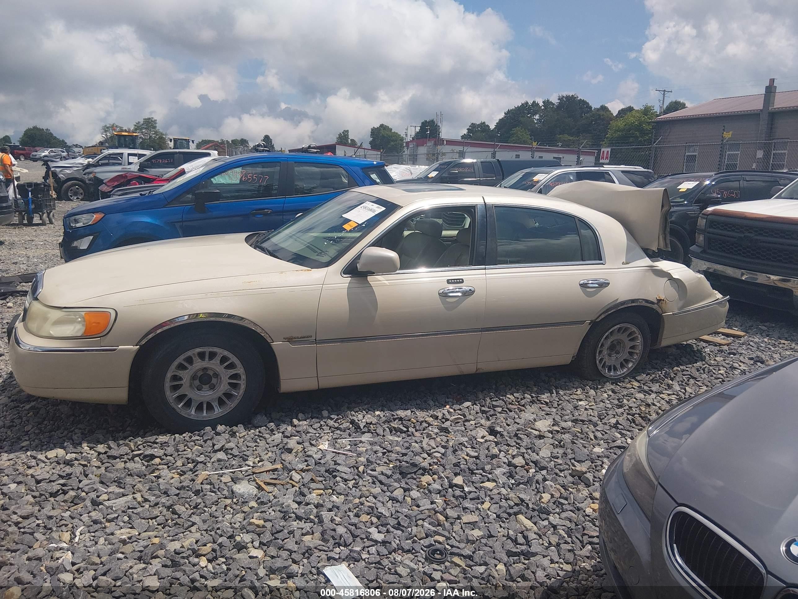 2002 Lincoln Town Car Cartier Tan vin: 1LNHM83W02Y645902