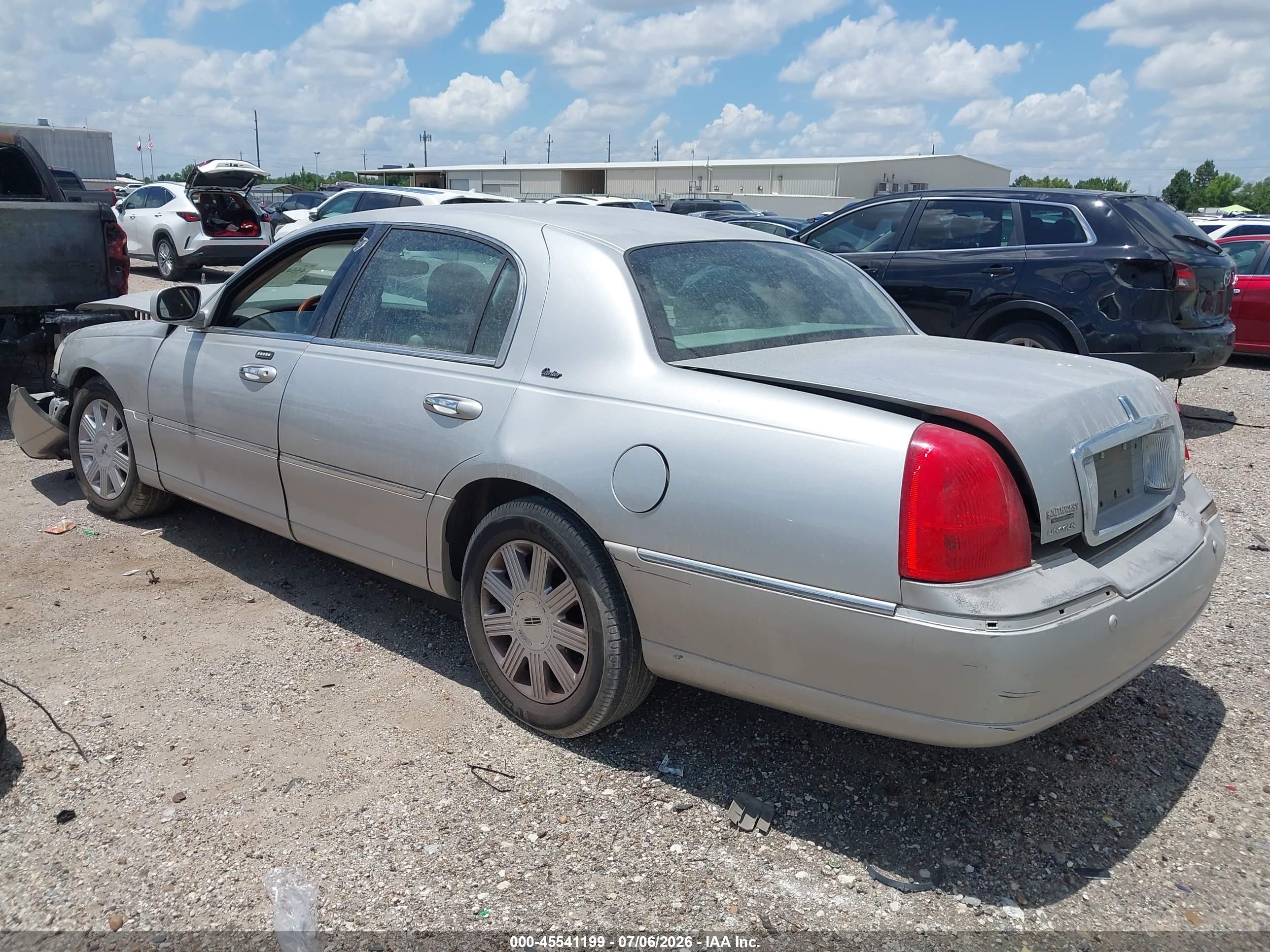 2003 Lincoln Town Car Cartier Серебряный vin: 1LNHM83W03Y656111