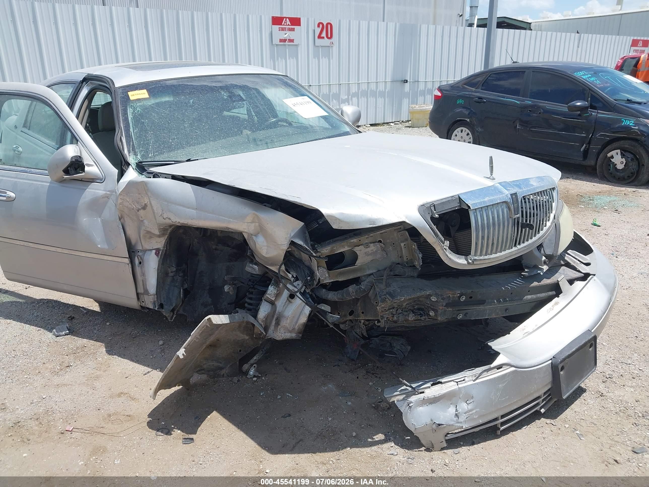 2003 Lincoln Town Car Cartier Серебряный vin: 1LNHM83W03Y656111