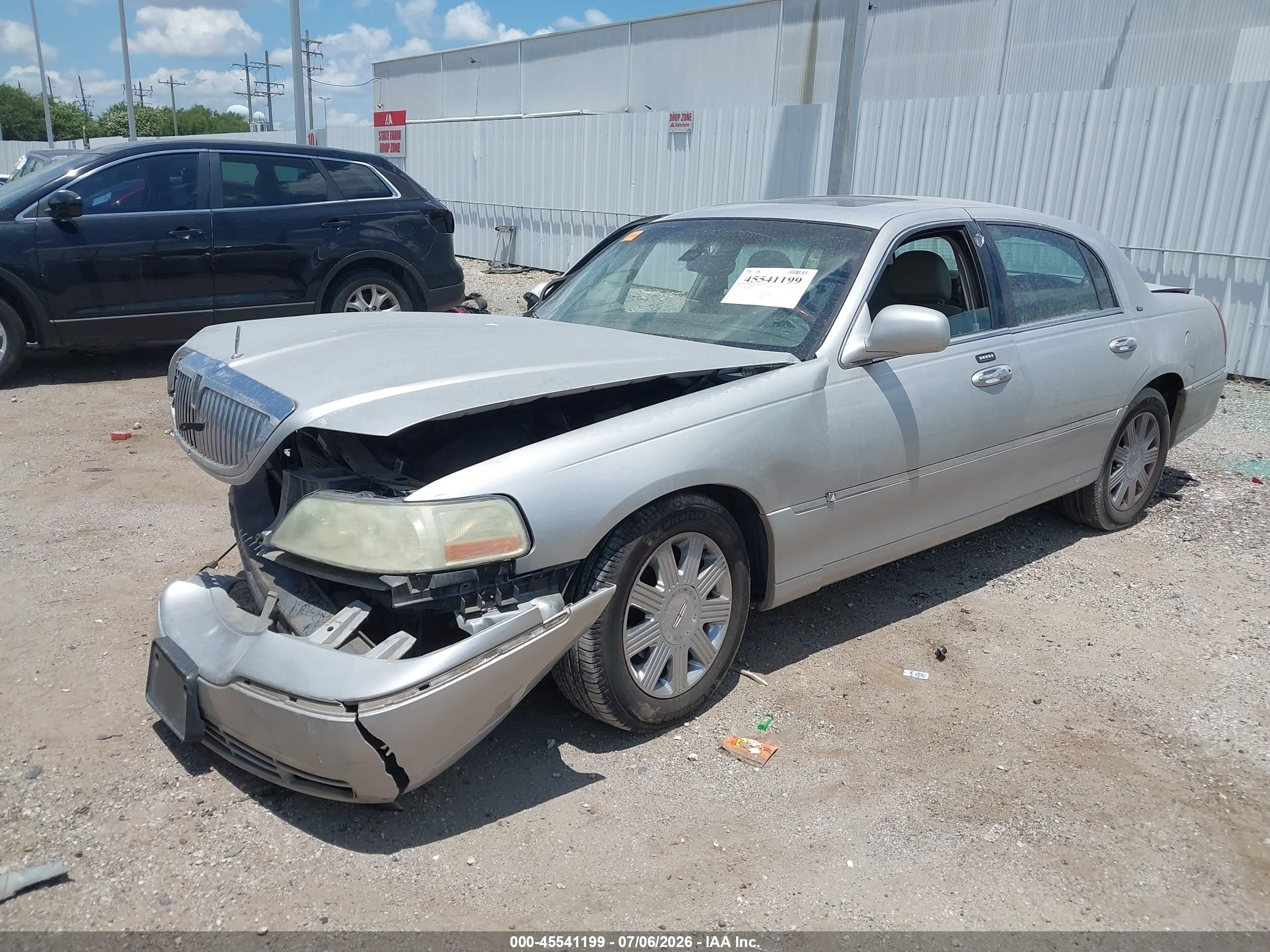 2003 Lincoln Town Car Cartier Серебряный vin: 1LNHM83W03Y656111