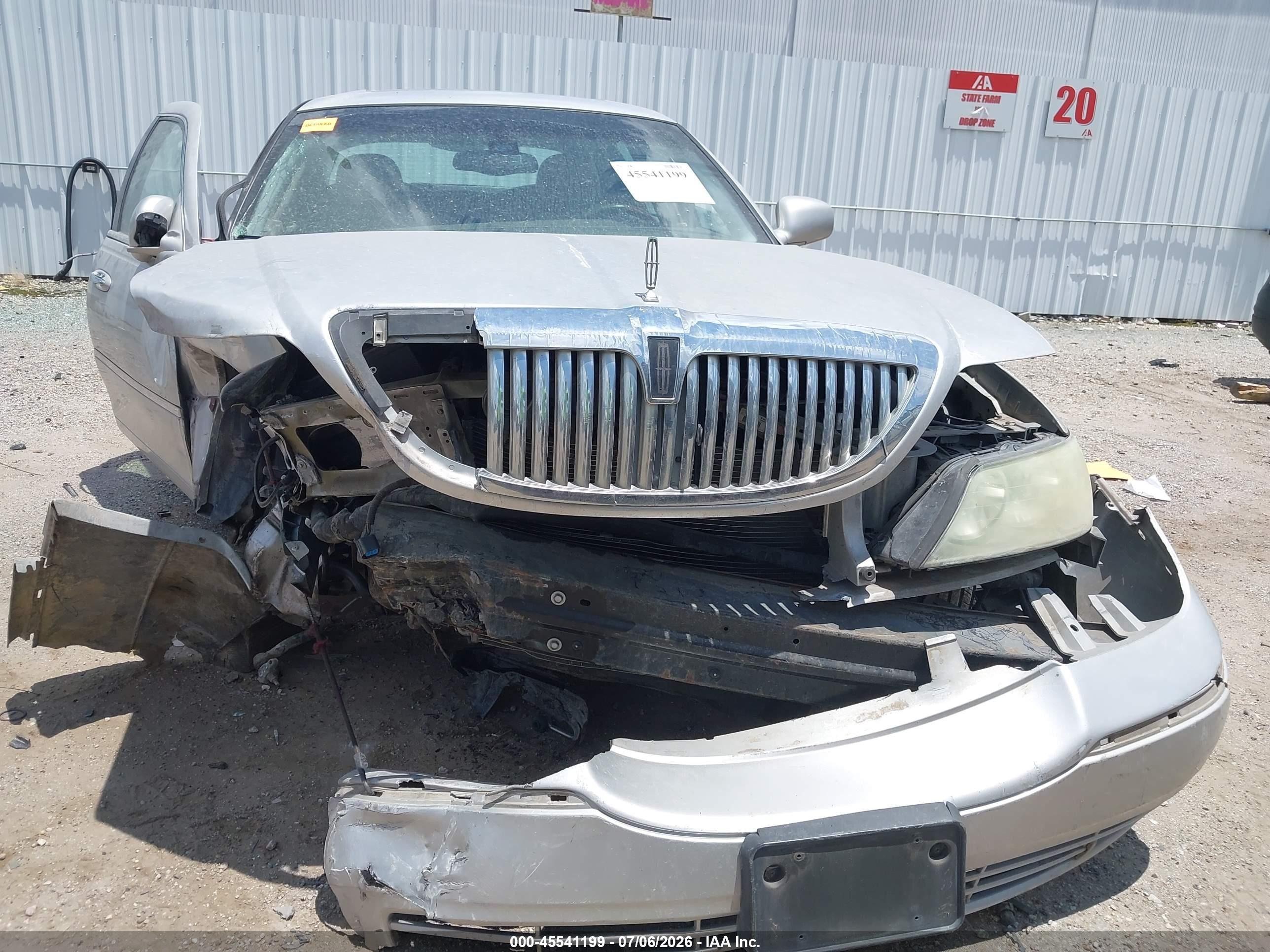 2003 Lincoln Town Car Cartier Серебряный vin: 1LNHM83W03Y656111
