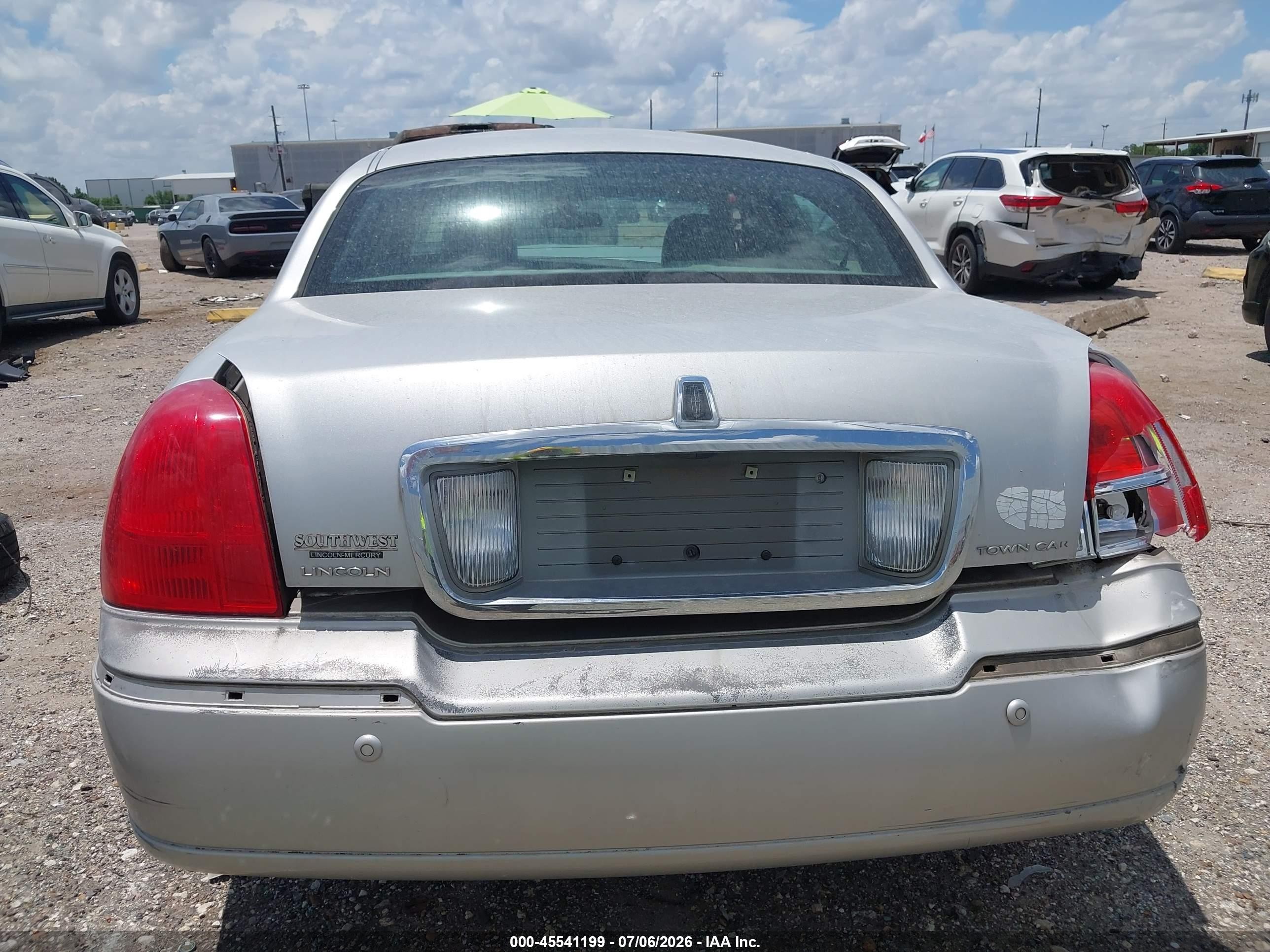 2003 Lincoln Town Car Cartier Серебряный vin: 1LNHM83W03Y656111