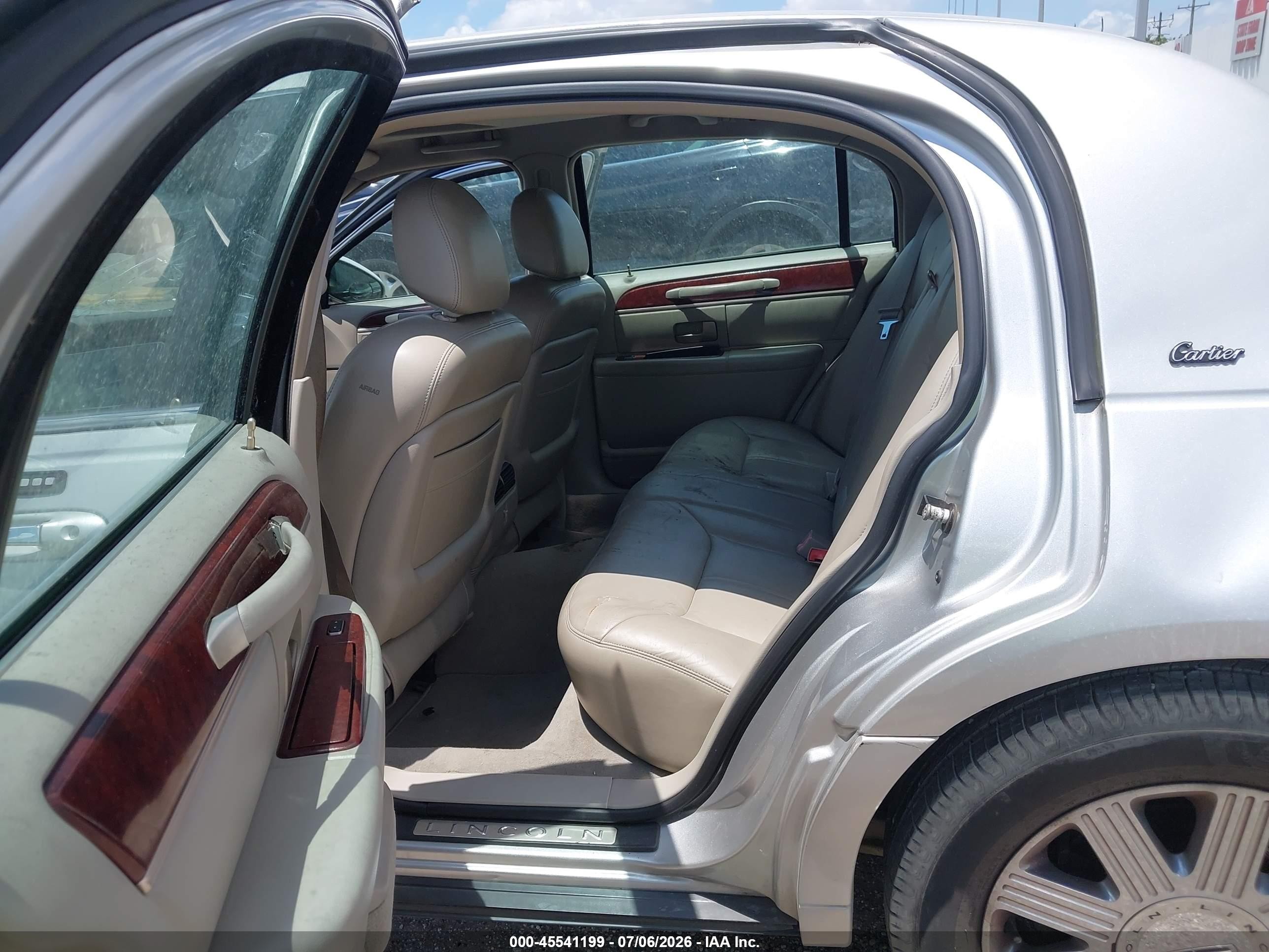 2003 Lincoln Town Car Cartier Серебряный vin: 1LNHM83W03Y656111