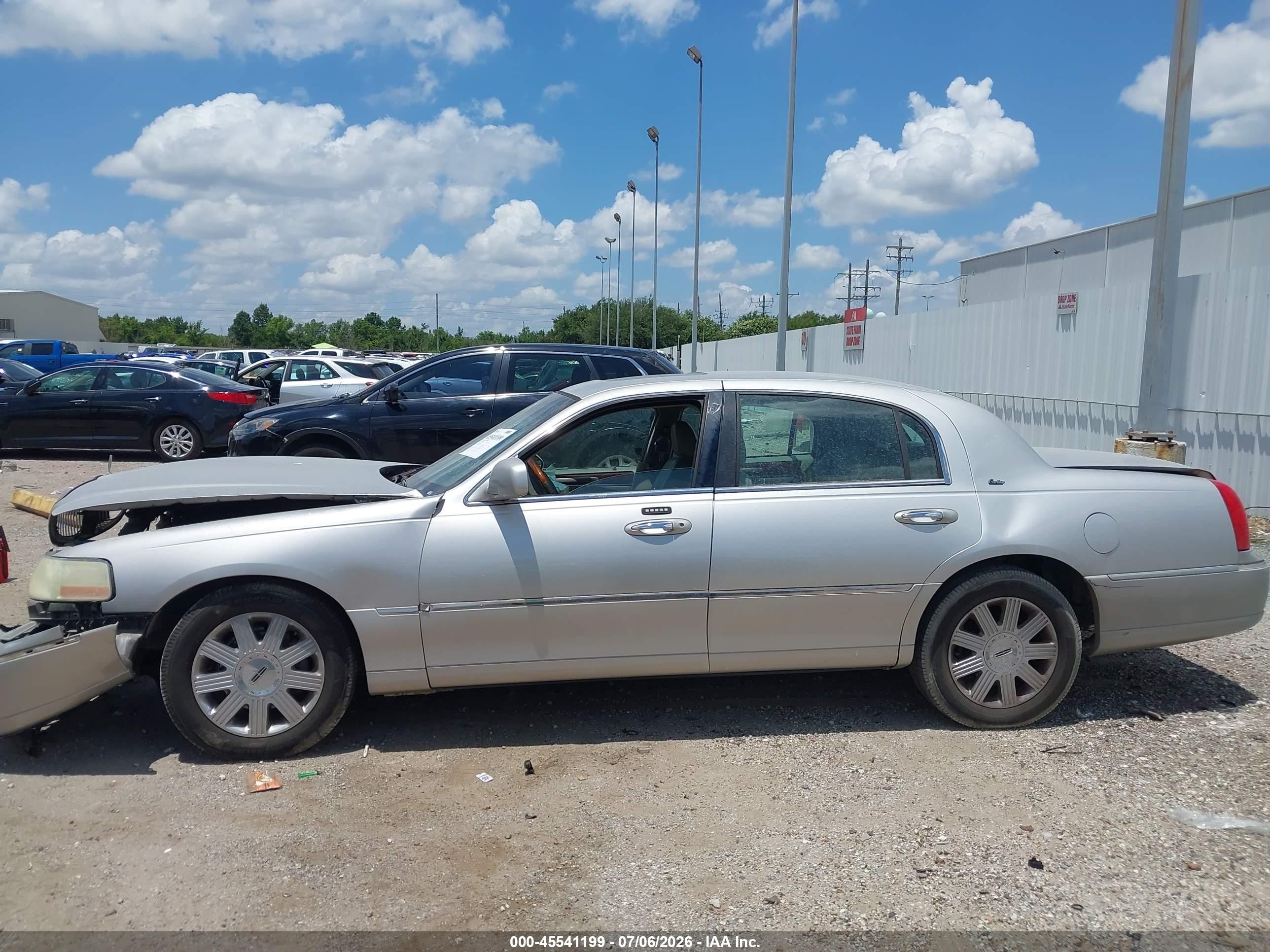 2003 Lincoln Town Car Cartier Серебряный vin: 1LNHM83W03Y656111