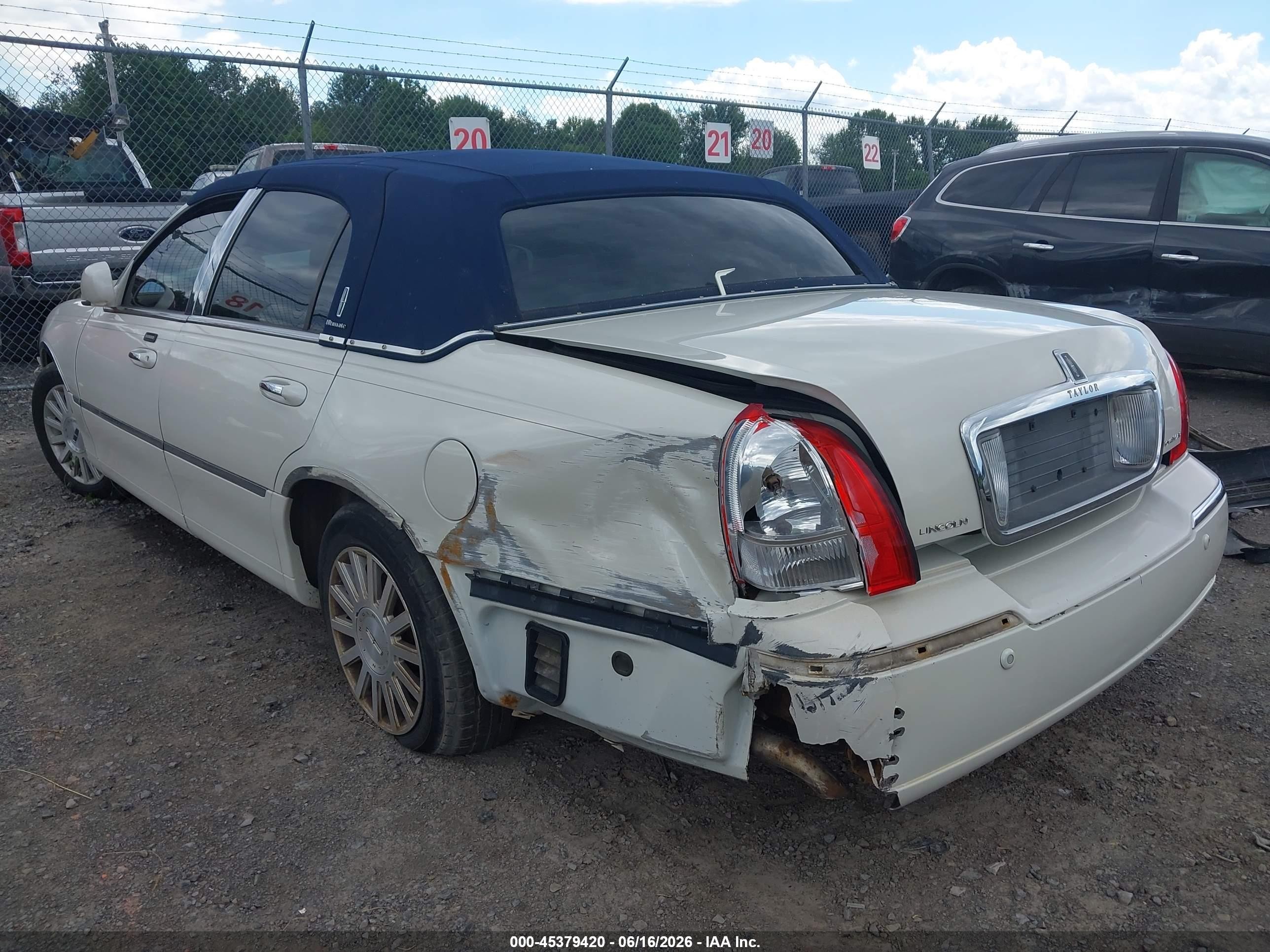 2004 Lincoln Town Car Ultimate White vin: 1LNHM83W04Y602101