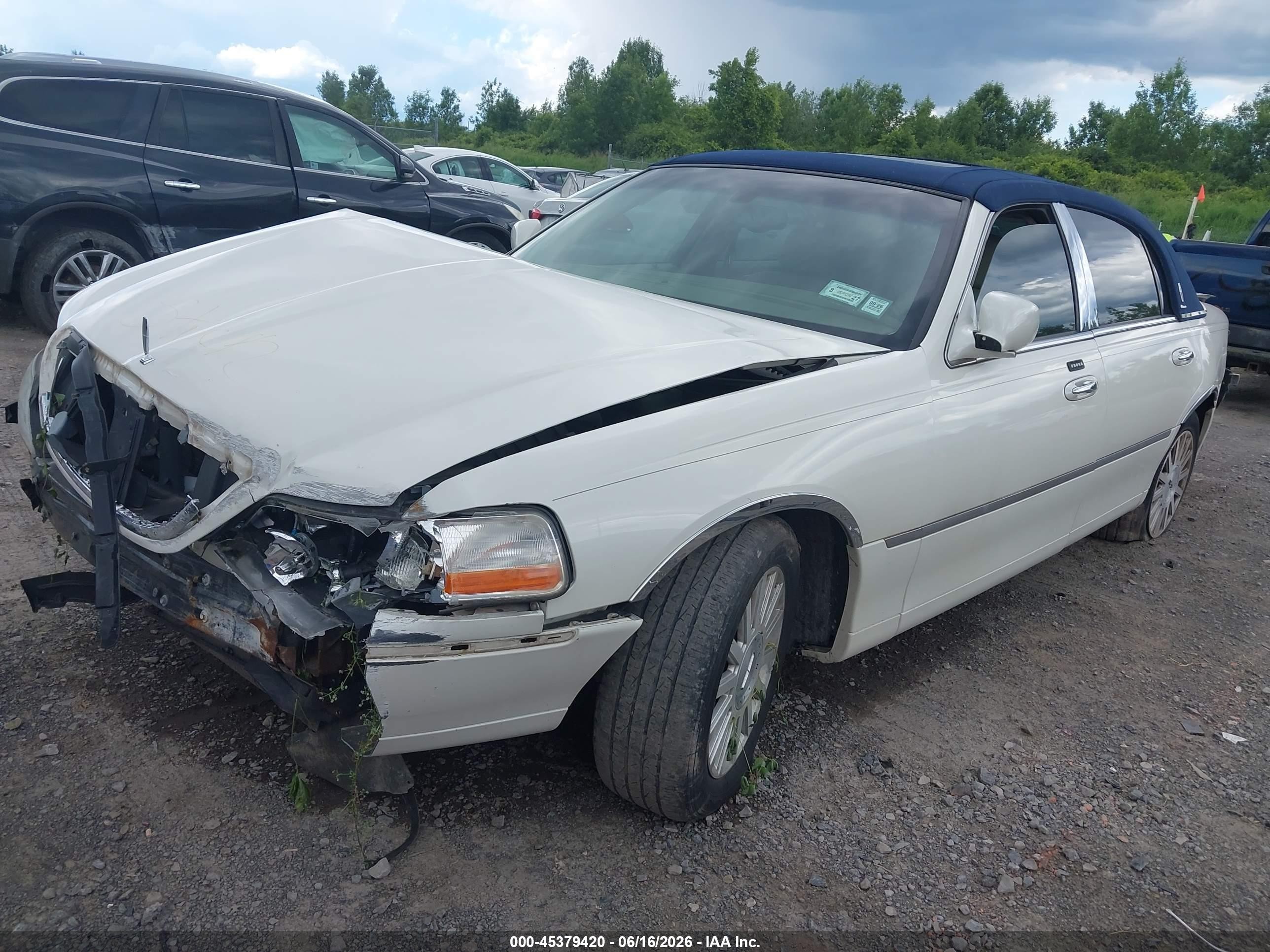 2004 Lincoln Town Car Ultimate White vin: 1LNHM83W04Y602101