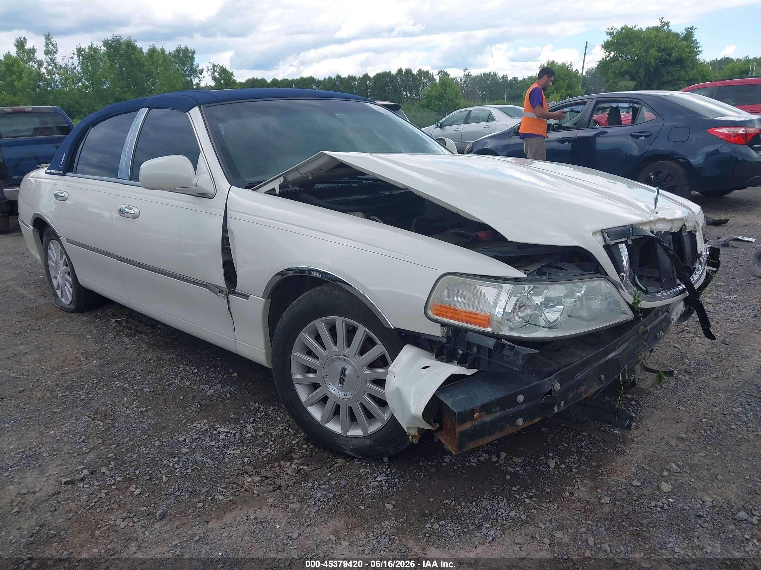2004 Lincoln Town Car Ultimate White vin: 1LNHM83W04Y602101