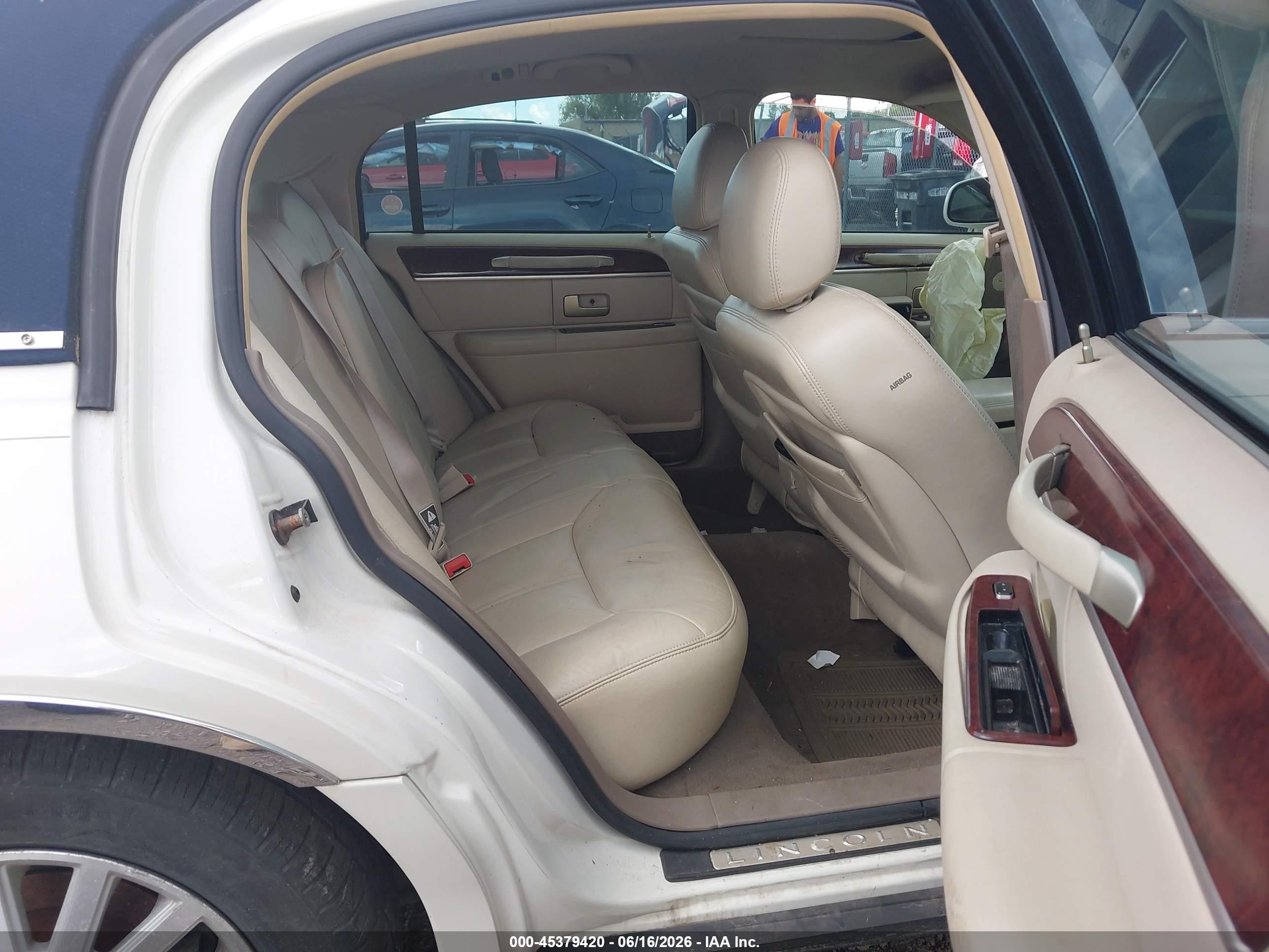 2004 Lincoln Town Car Ultimate White vin: 1LNHM83W04Y602101