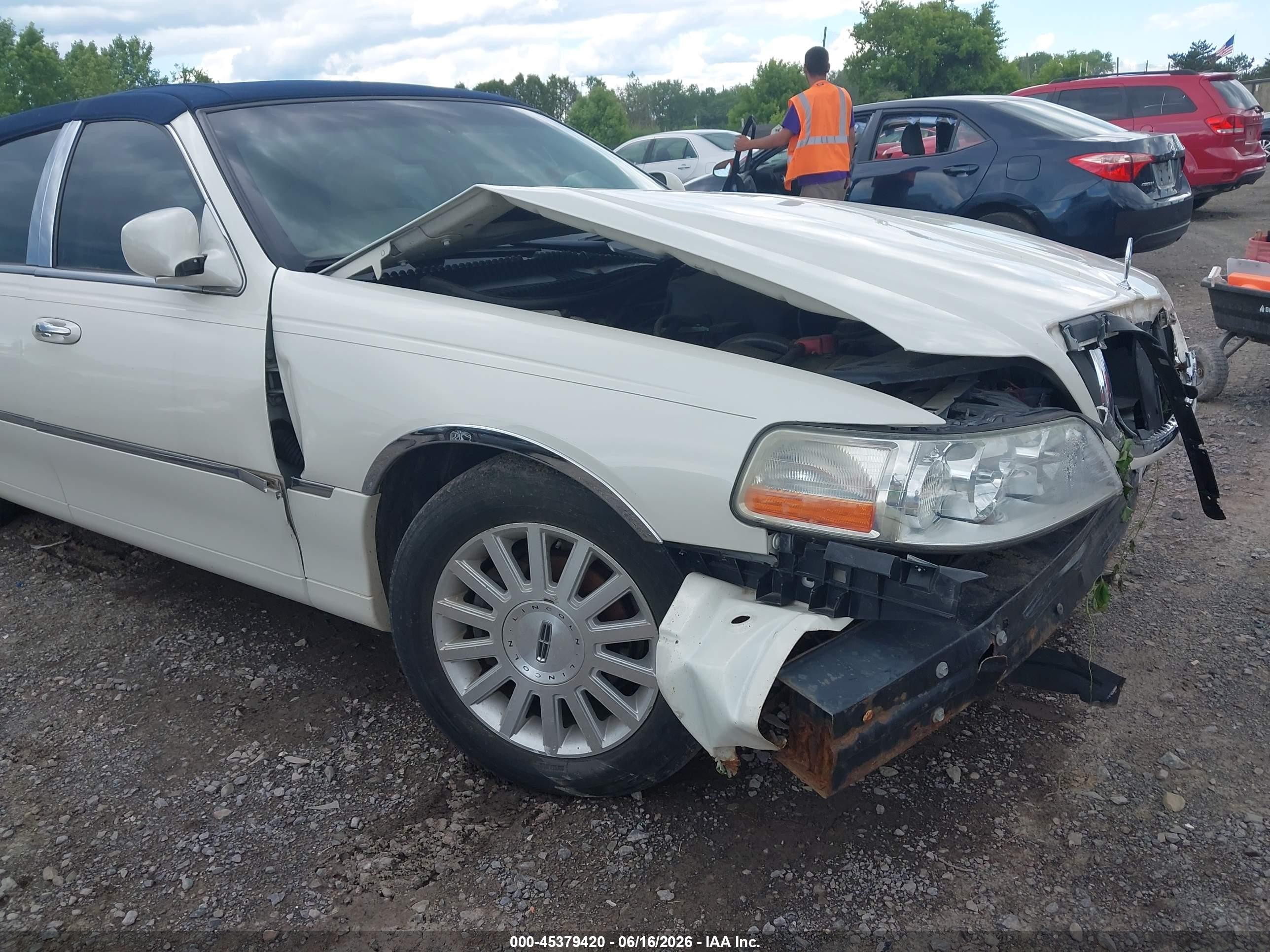 2004 Lincoln Town Car Ultimate White vin: 1LNHM83W04Y602101