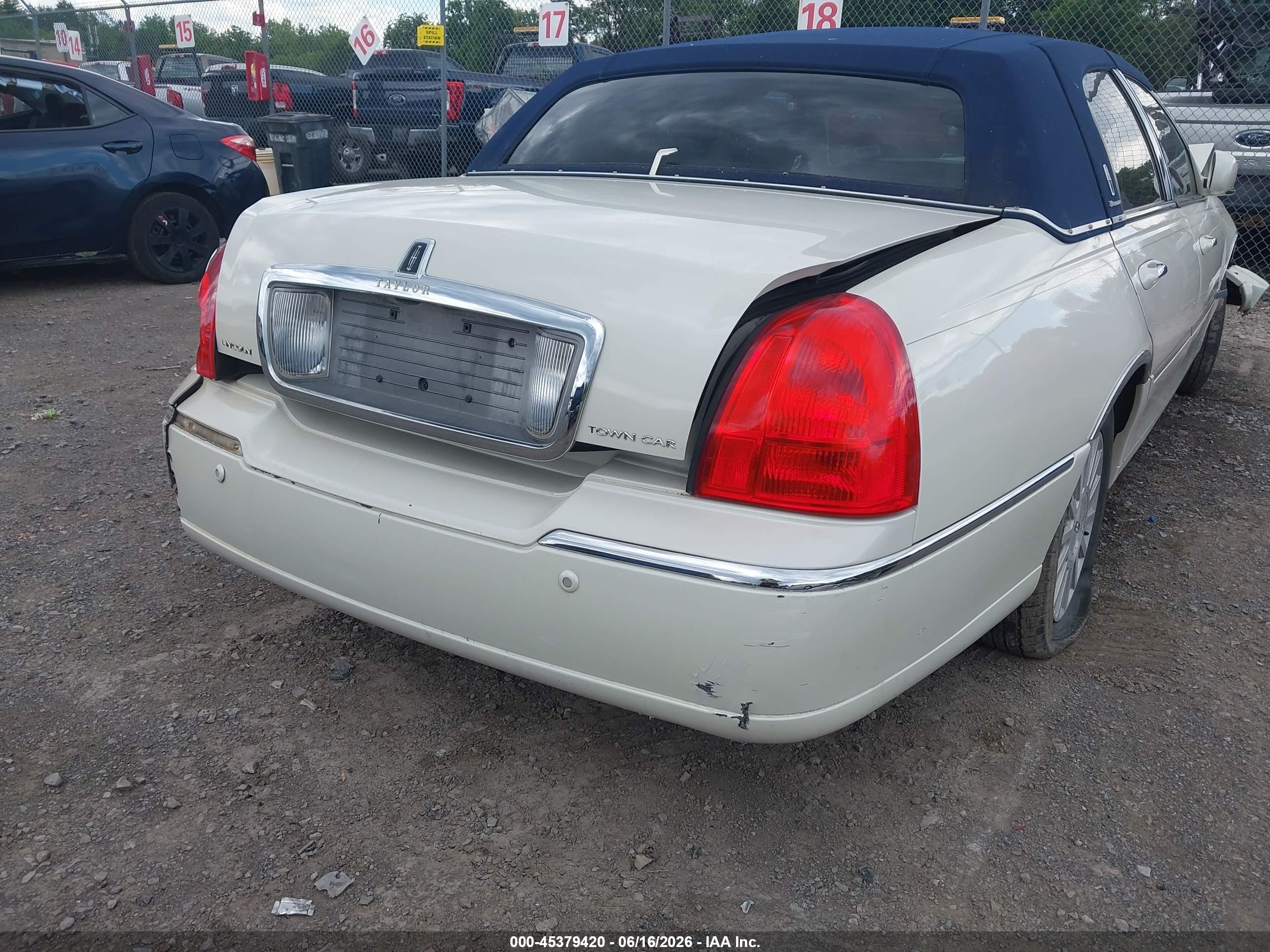 2004 Lincoln Town Car Ultimate White vin: 1LNHM83W04Y602101
