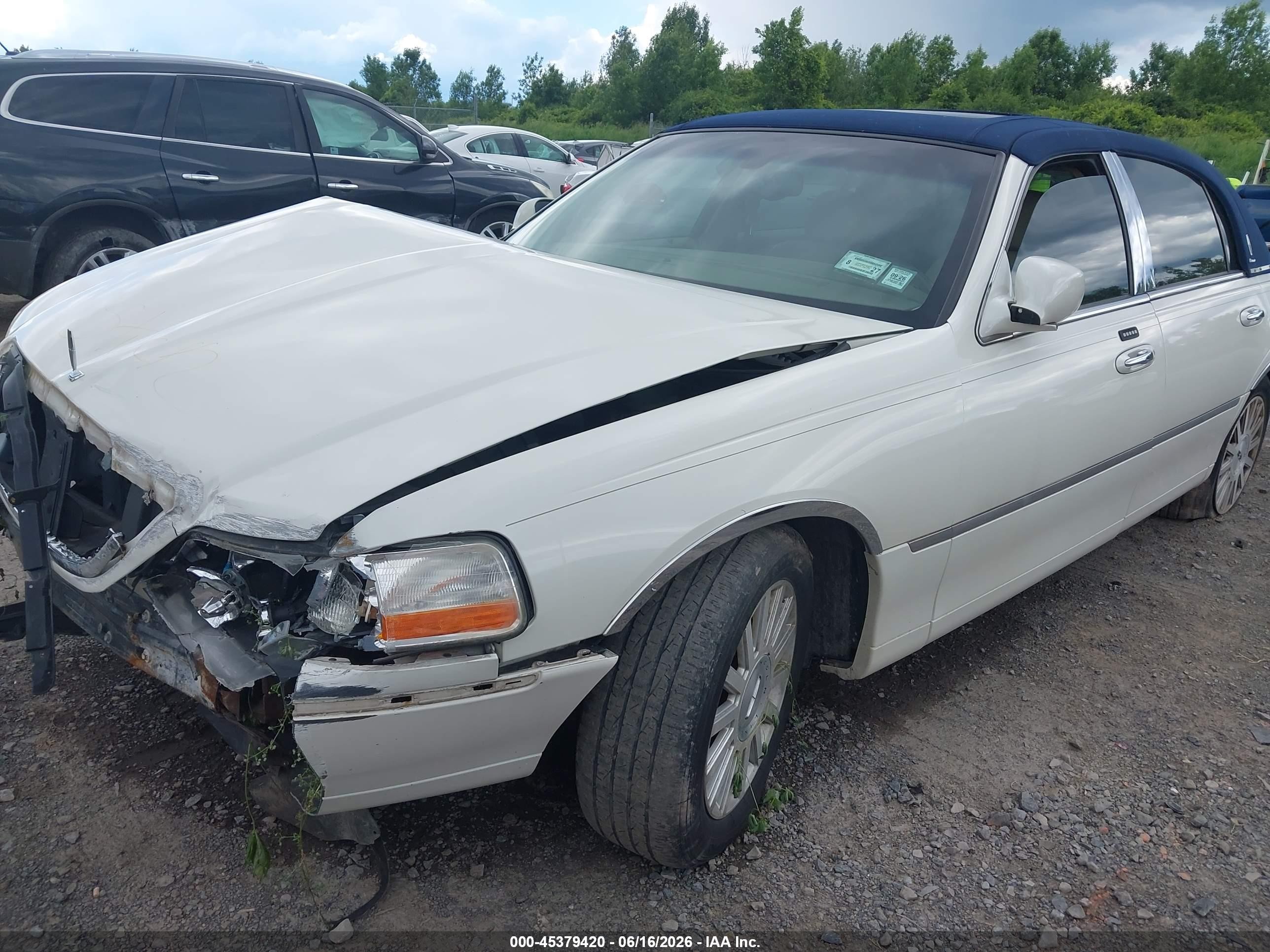 2004 Lincoln Town Car Ultimate White vin: 1LNHM83W04Y602101