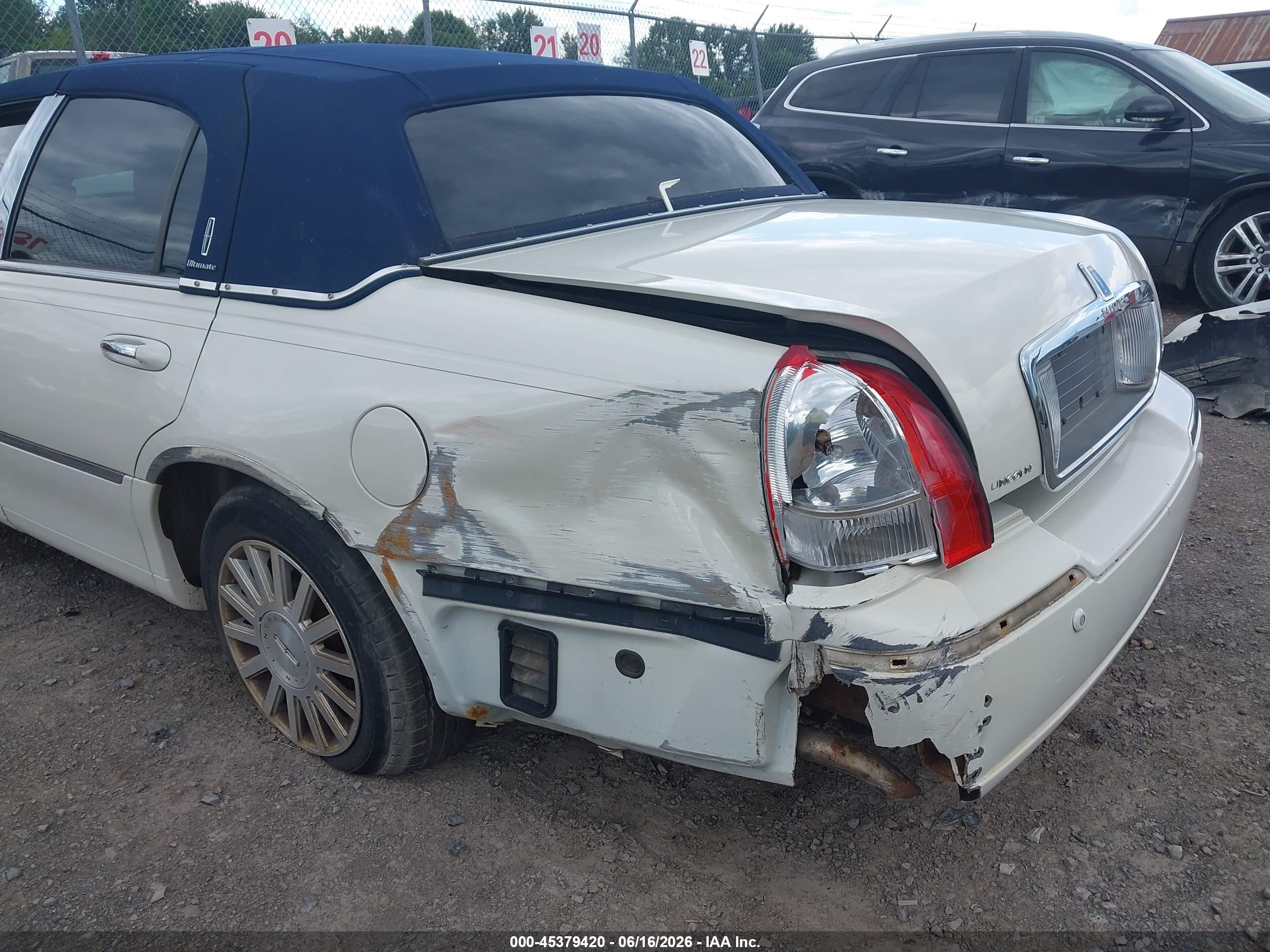 2004 Lincoln Town Car Ultimate White vin: 1LNHM83W04Y602101