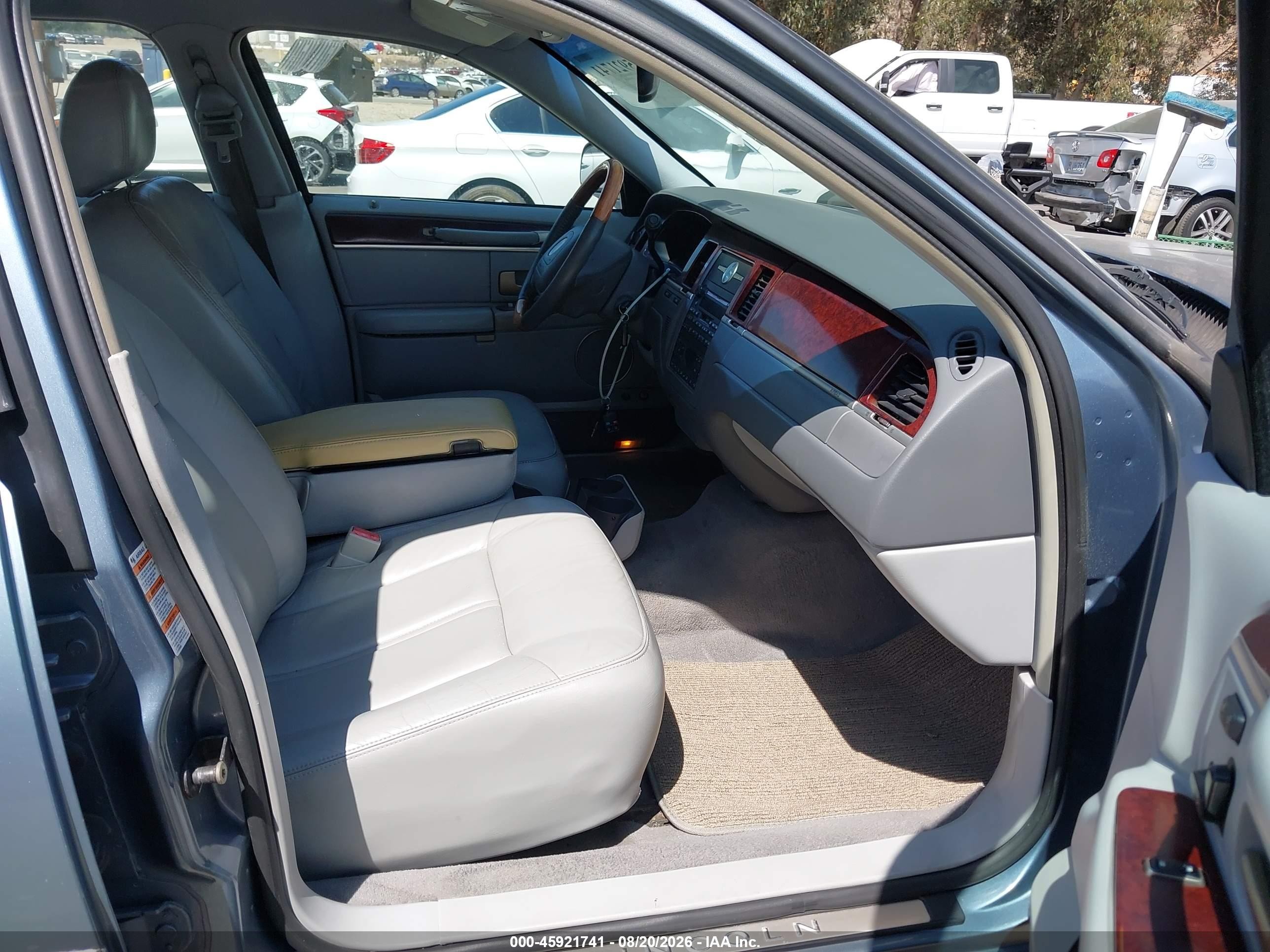 2004 Lincoln Town Car Ultimate Blue vin: 1LNHM83W04Y644946