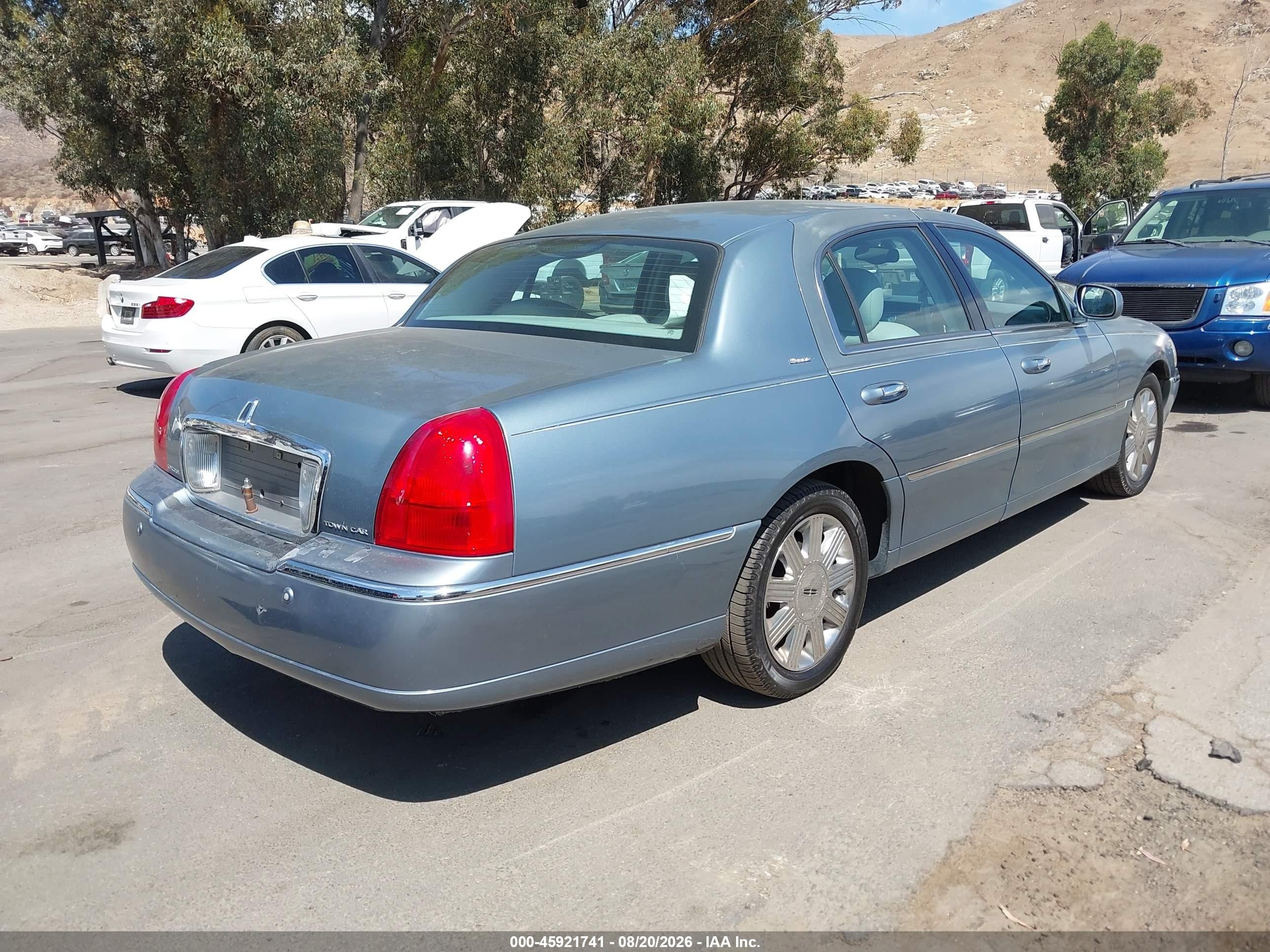 2004 Lincoln Town Car Ultimate Blue vin: 1LNHM83W04Y644946