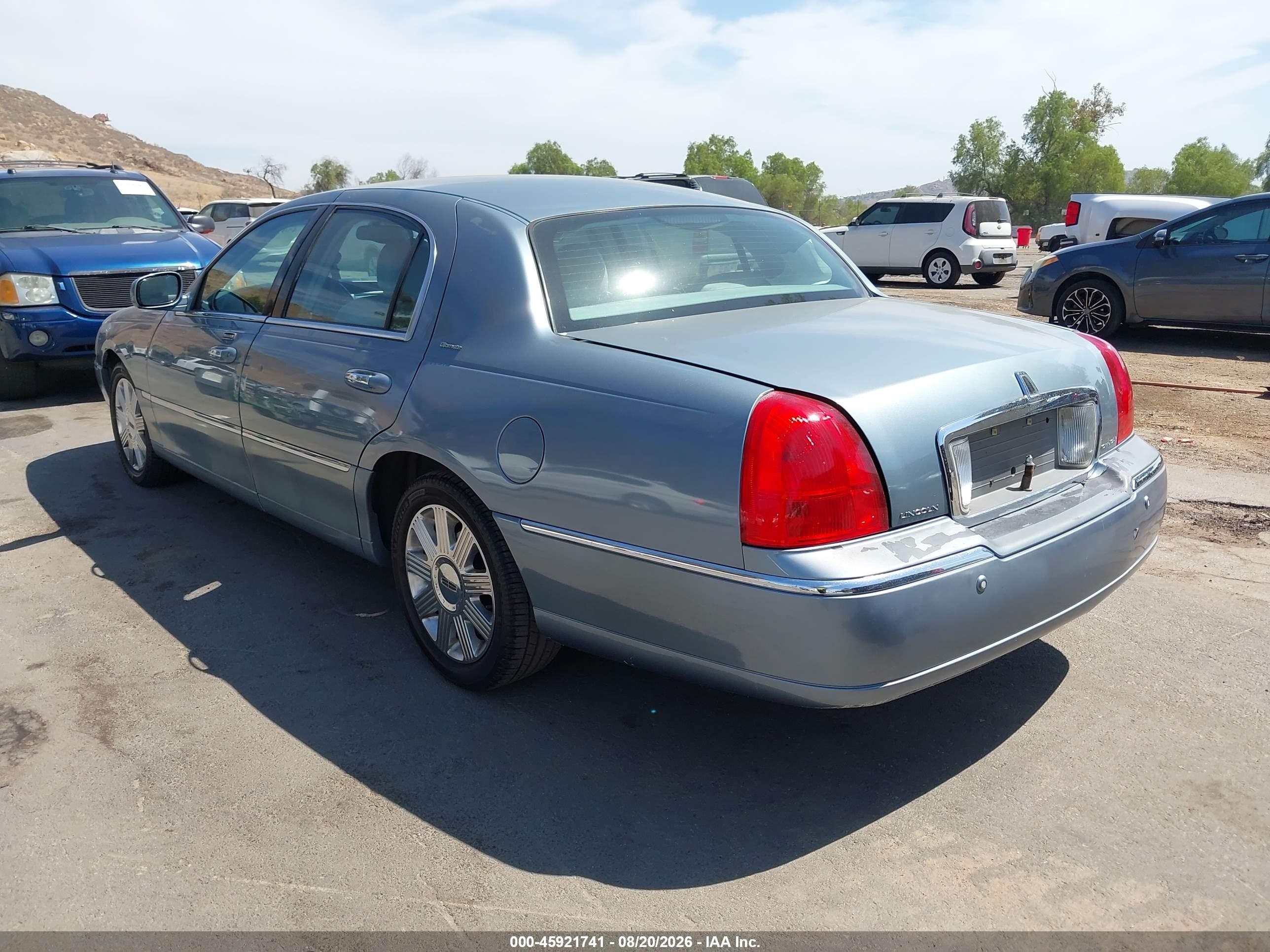 2004 Lincoln Town Car Ultimate Blue vin: 1LNHM83W04Y644946