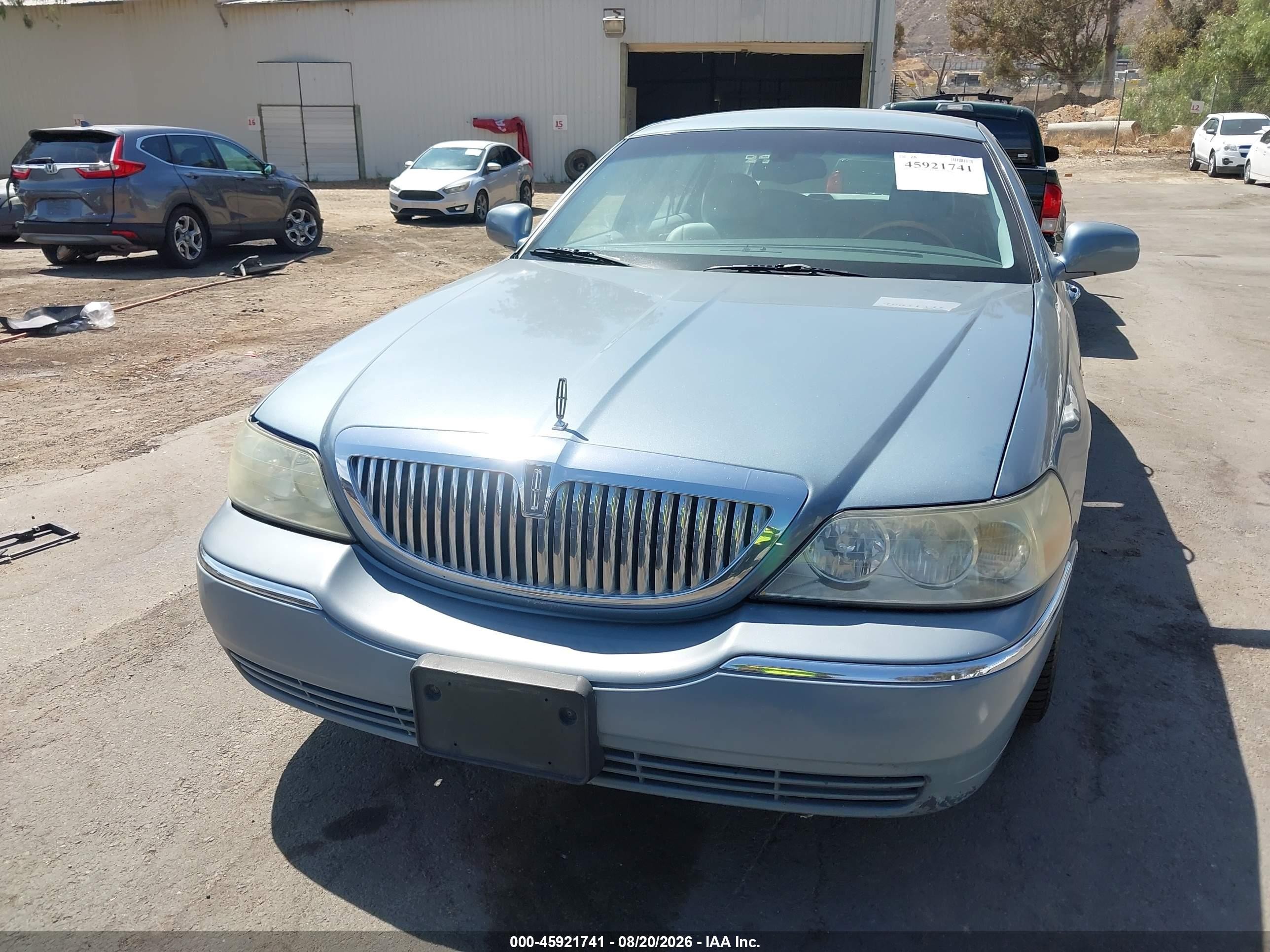 2004 Lincoln Town Car Ultimate Blue vin: 1LNHM83W04Y644946