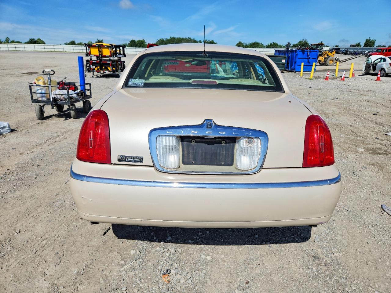 2000 Lincoln Town Car White vin: 1LNHM83W0YY938434
