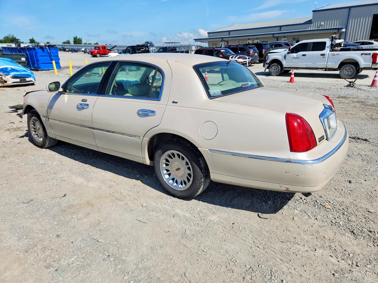 2000 Lincoln Town Car White vin: 1LNHM83W0YY938434