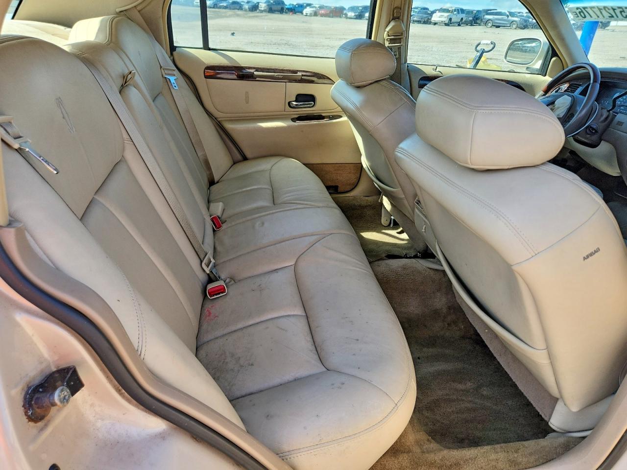 2000 Lincoln Town Car White vin: 1LNHM83W0YY938434