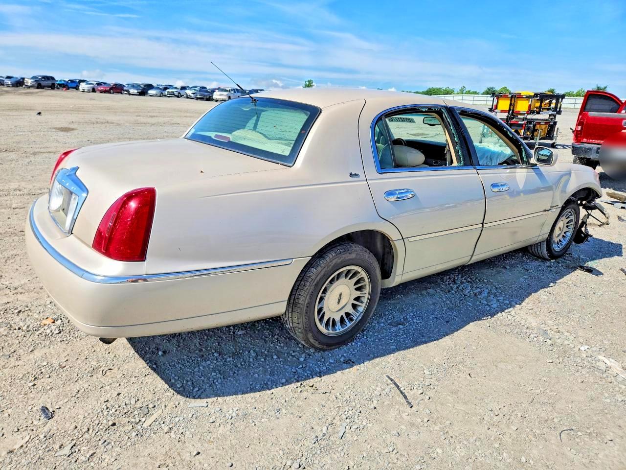 2000 Lincoln Town Car White vin: 1LNHM83W0YY938434