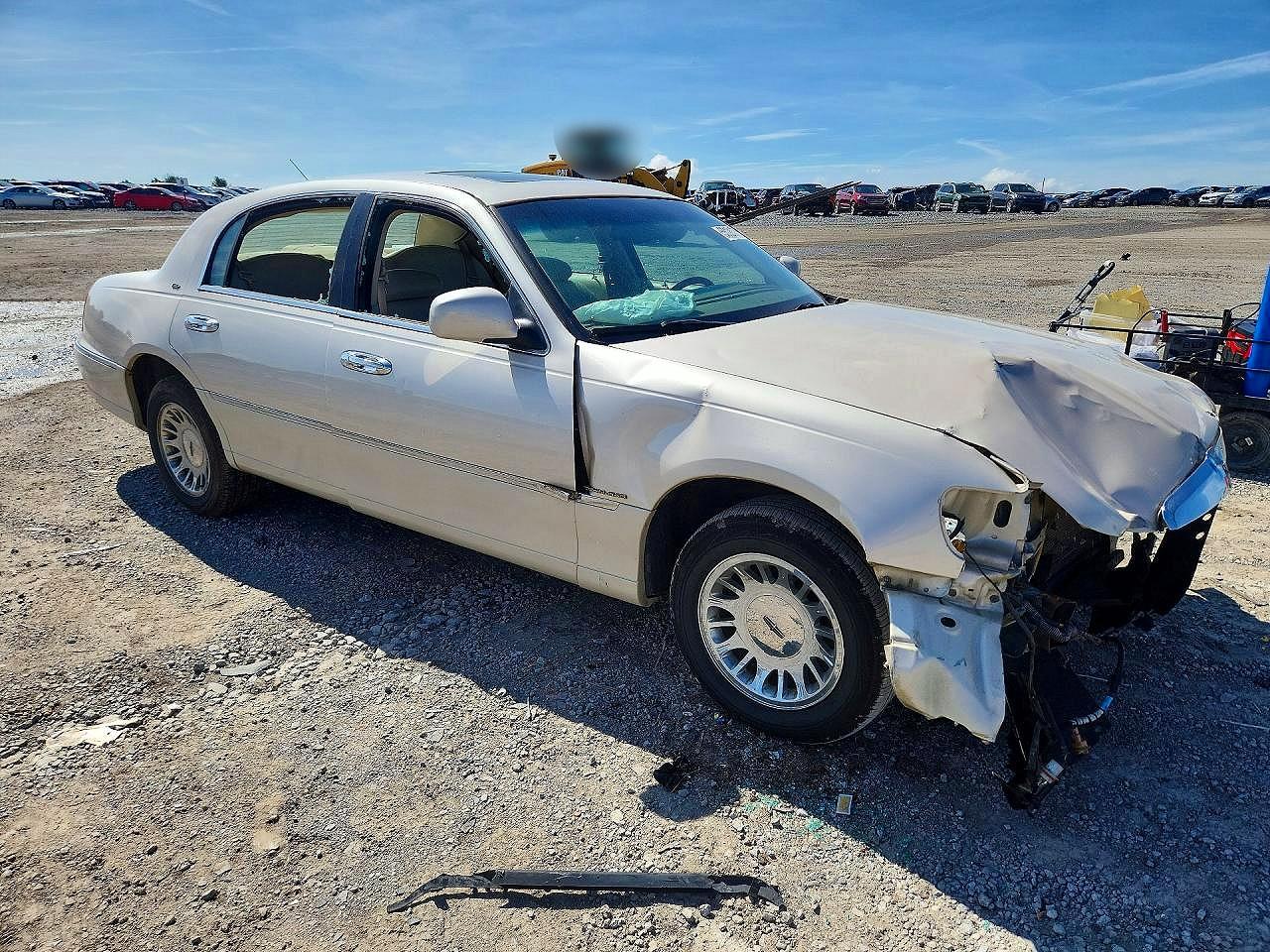 2000 Lincoln Town Car White vin: 1LNHM83W0YY938434