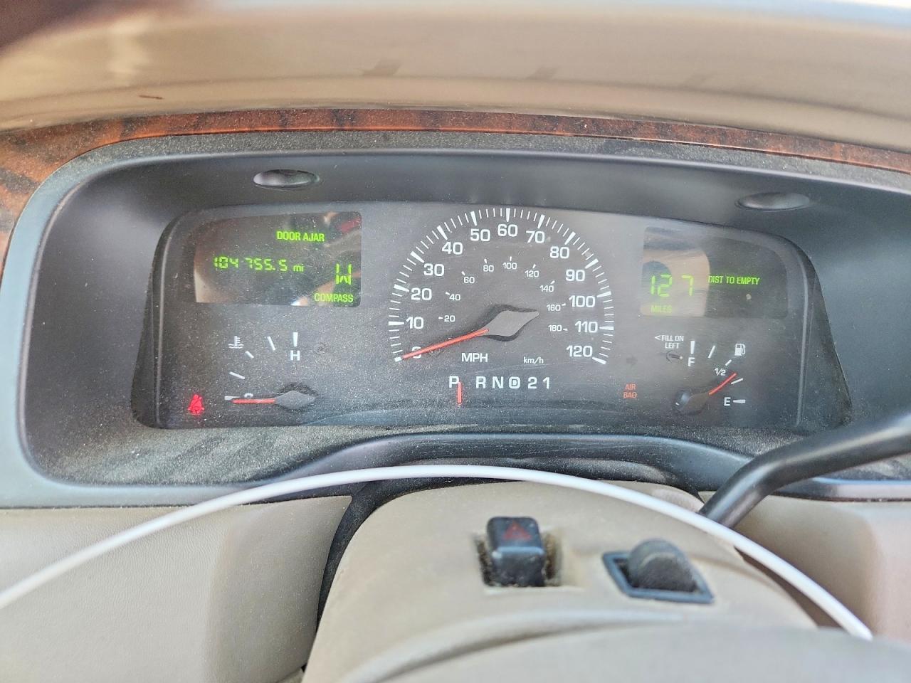 2000 Lincoln Town Car White vin: 1LNHM83W0YY938434