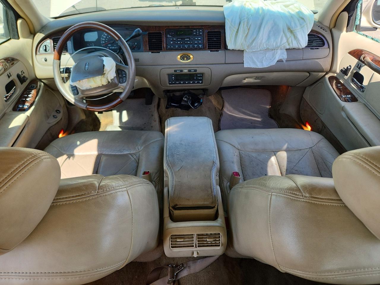 2000 Lincoln Town Car White vin: 1LNHM83W0YY938434