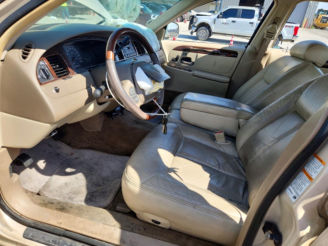 2000 Lincoln Town Car White vin: 1LNHM83W0YY938434