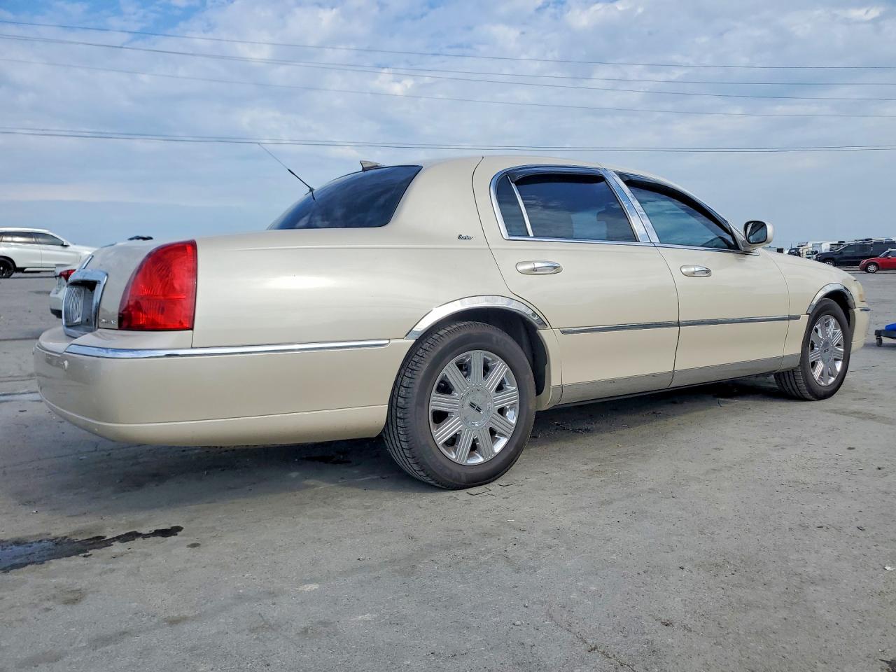 2003 Lincoln Town Car Cartier Beige vin: 1LNHM83W13Y621271