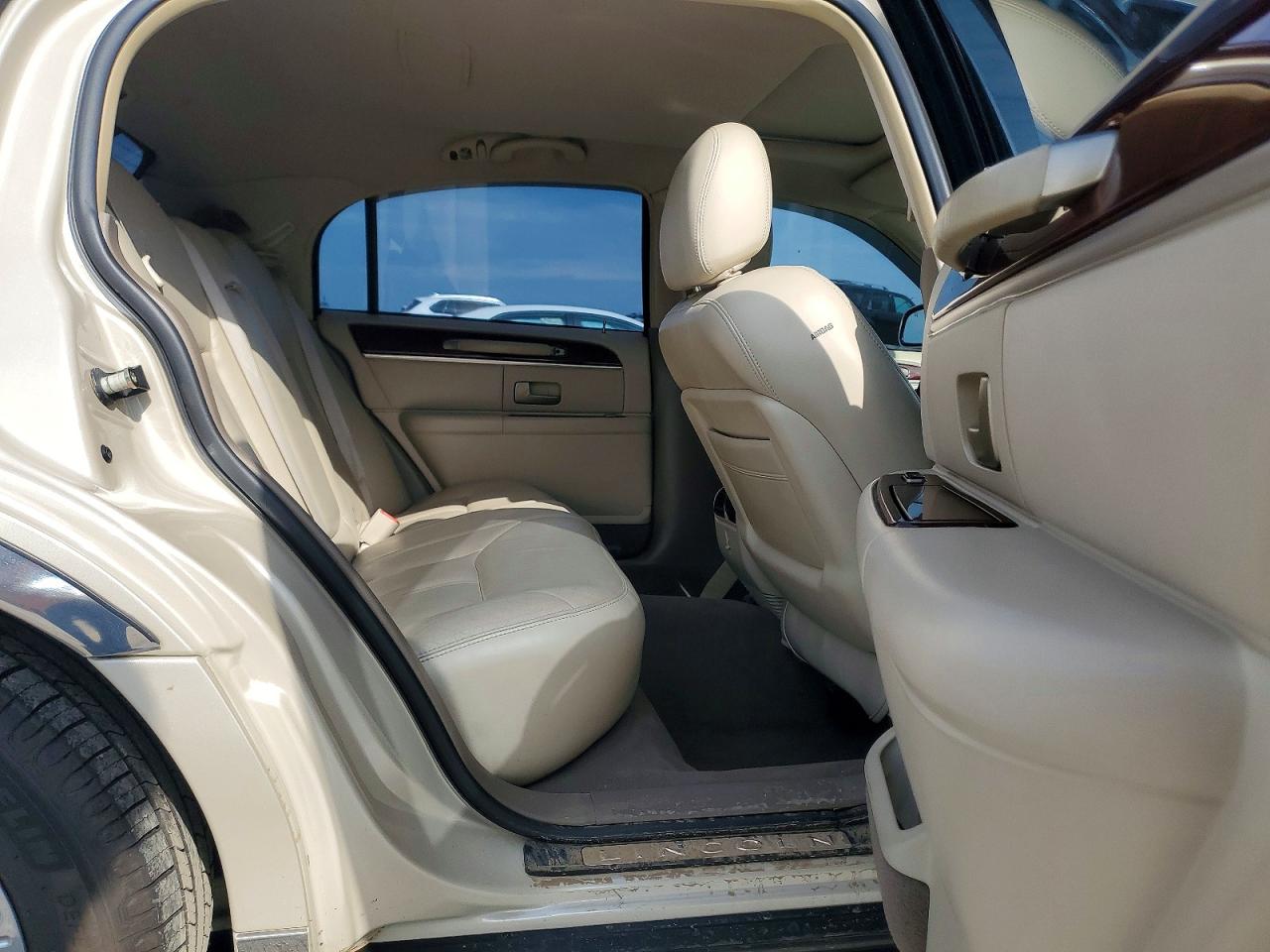 2003 Lincoln Town Car Cartier Beige vin: 1LNHM83W13Y621271