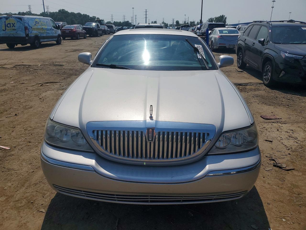 2004 Lincoln Town Car Ultimate Silver vin: 1LNHM83W14Y633261