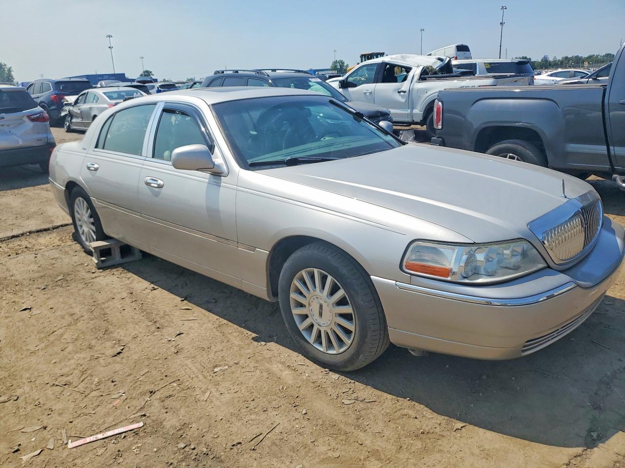 2004 Lincoln Town Car Ultimate Silver vin: 1LNHM83W14Y633261