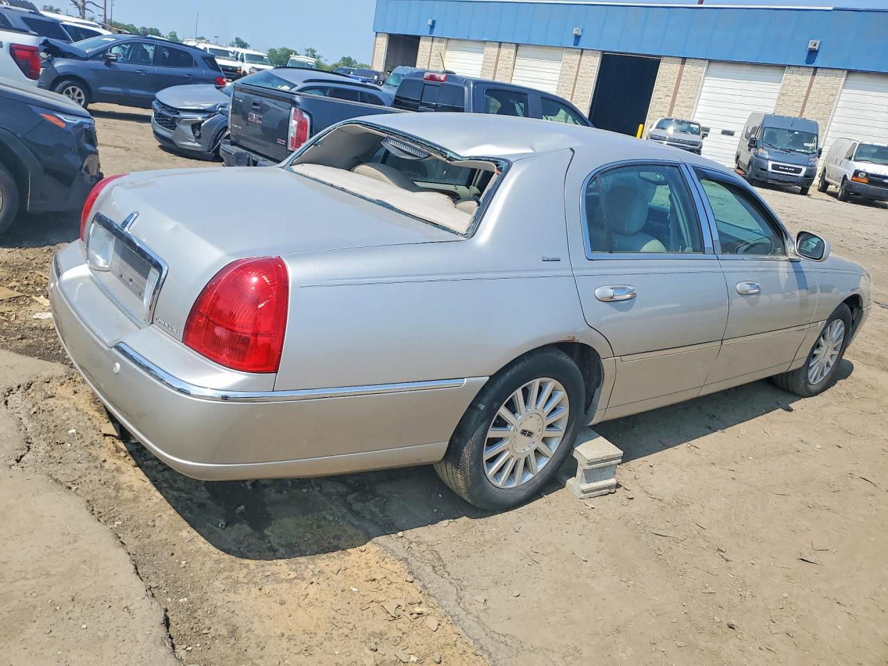 2004 Lincoln Town Car Ultimate Silver vin: 1LNHM83W14Y633261