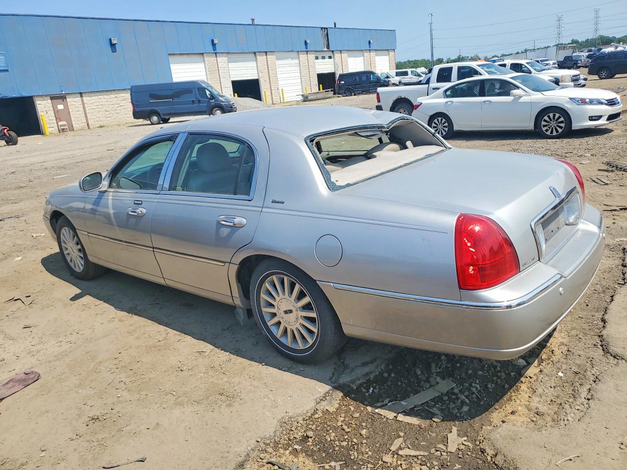 2004 Lincoln Town Car Ultimate Silver vin: 1LNHM83W14Y633261