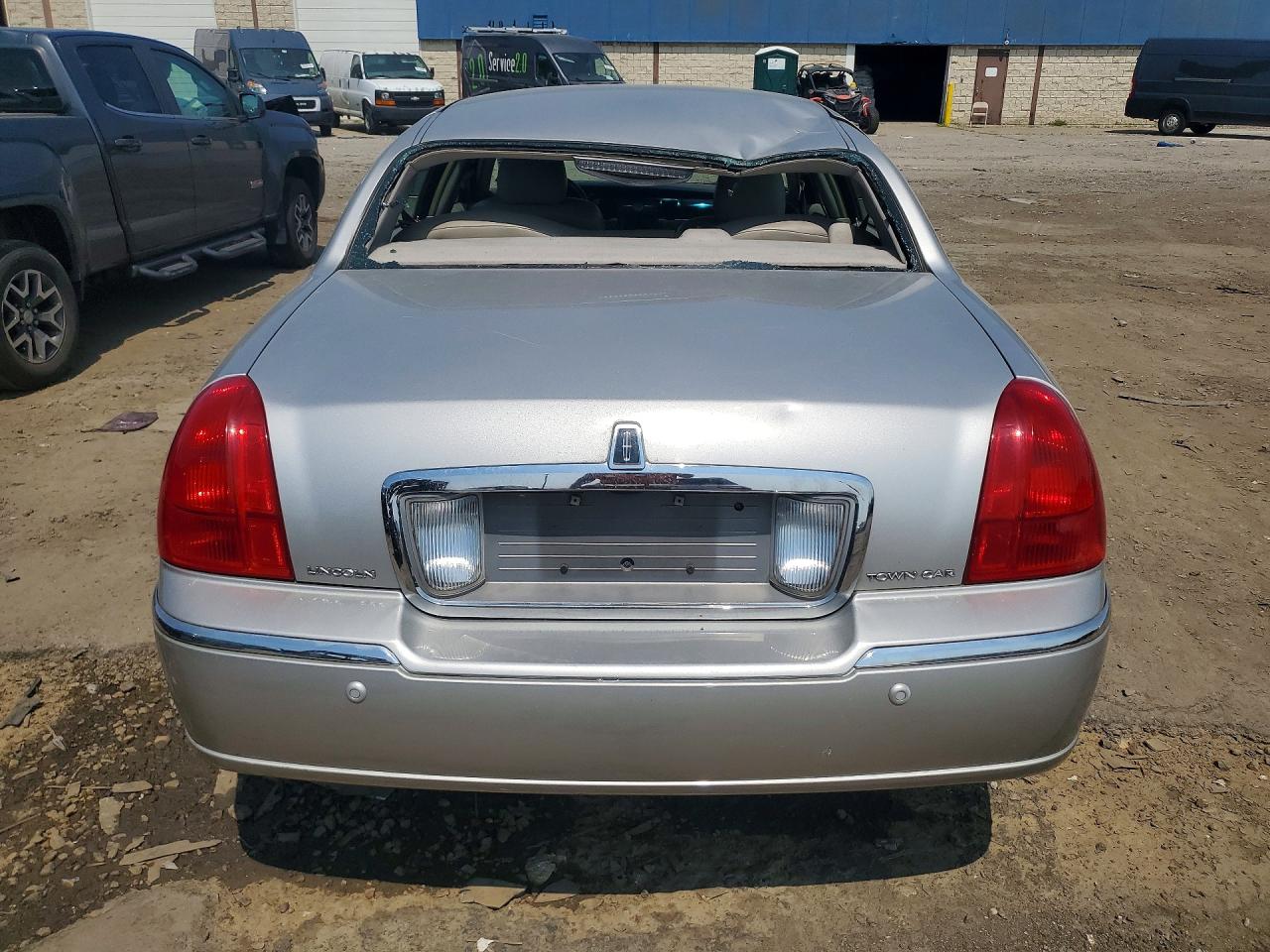 2004 Lincoln Town Car Ultimate Silver vin: 1LNHM83W14Y633261