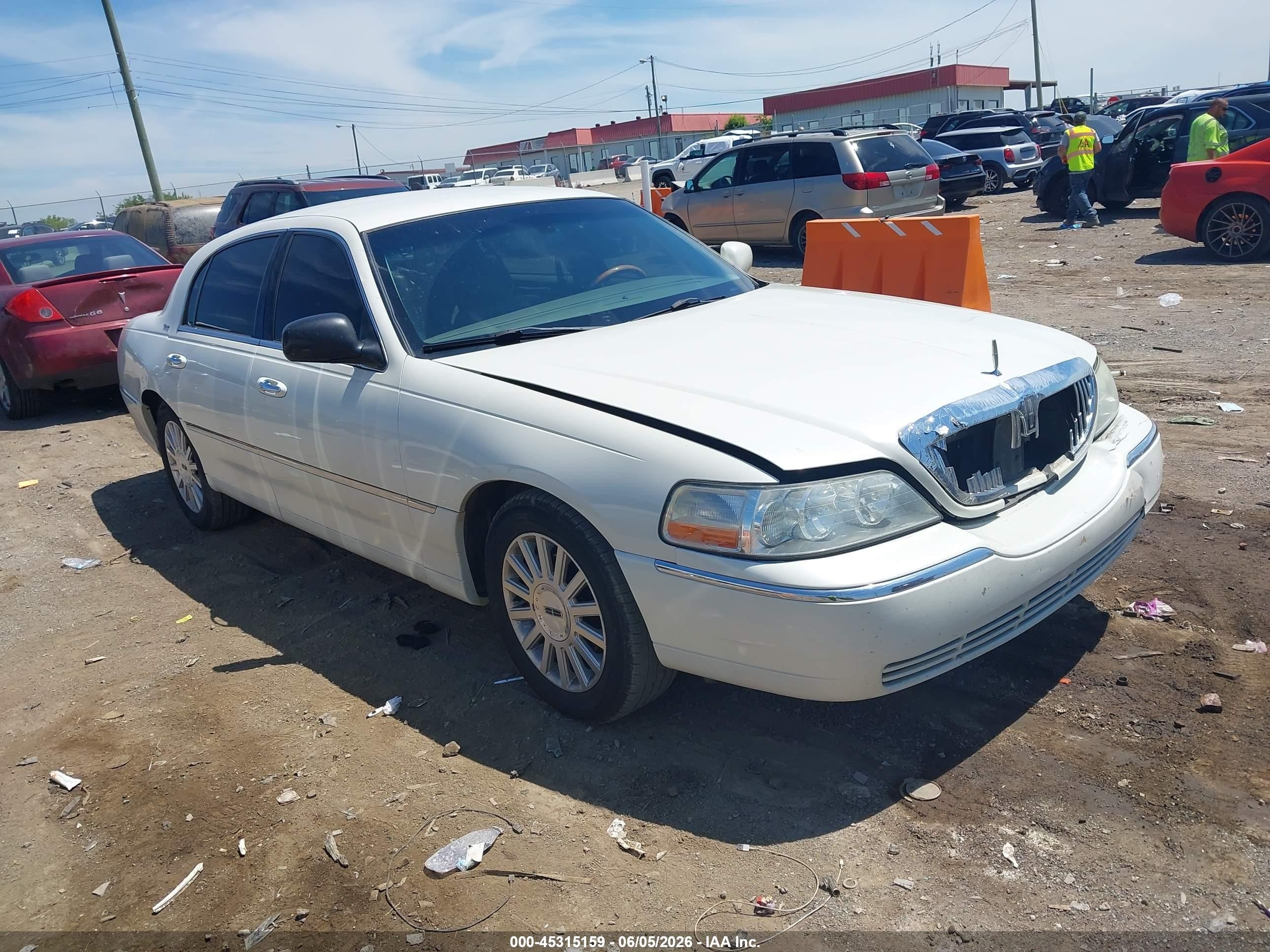 2004 Lincoln Town Car Ultimate White vin: 1LNHM83W14Y640422