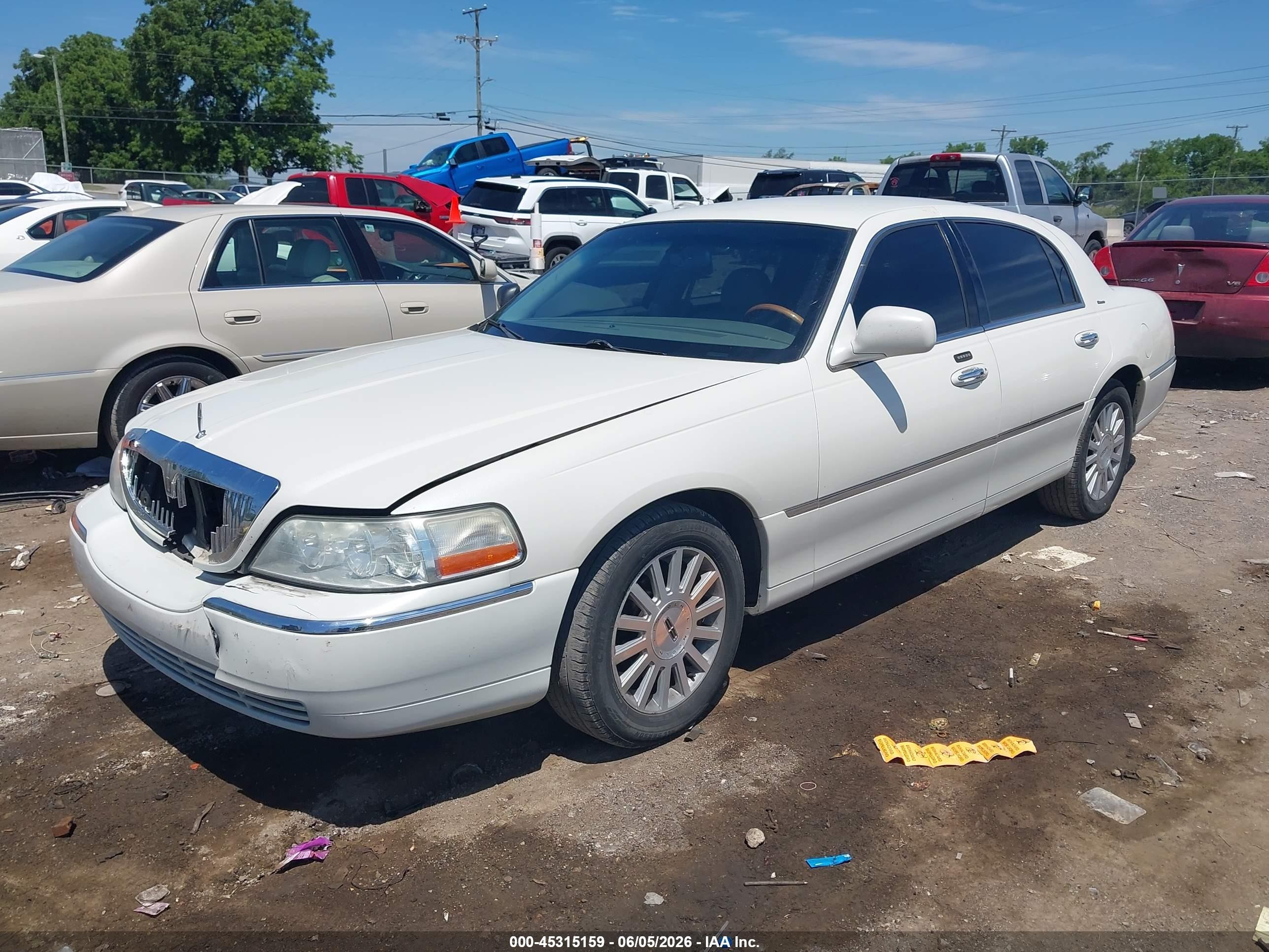 2004 Lincoln Town Car Ultimate White vin: 1LNHM83W14Y640422
