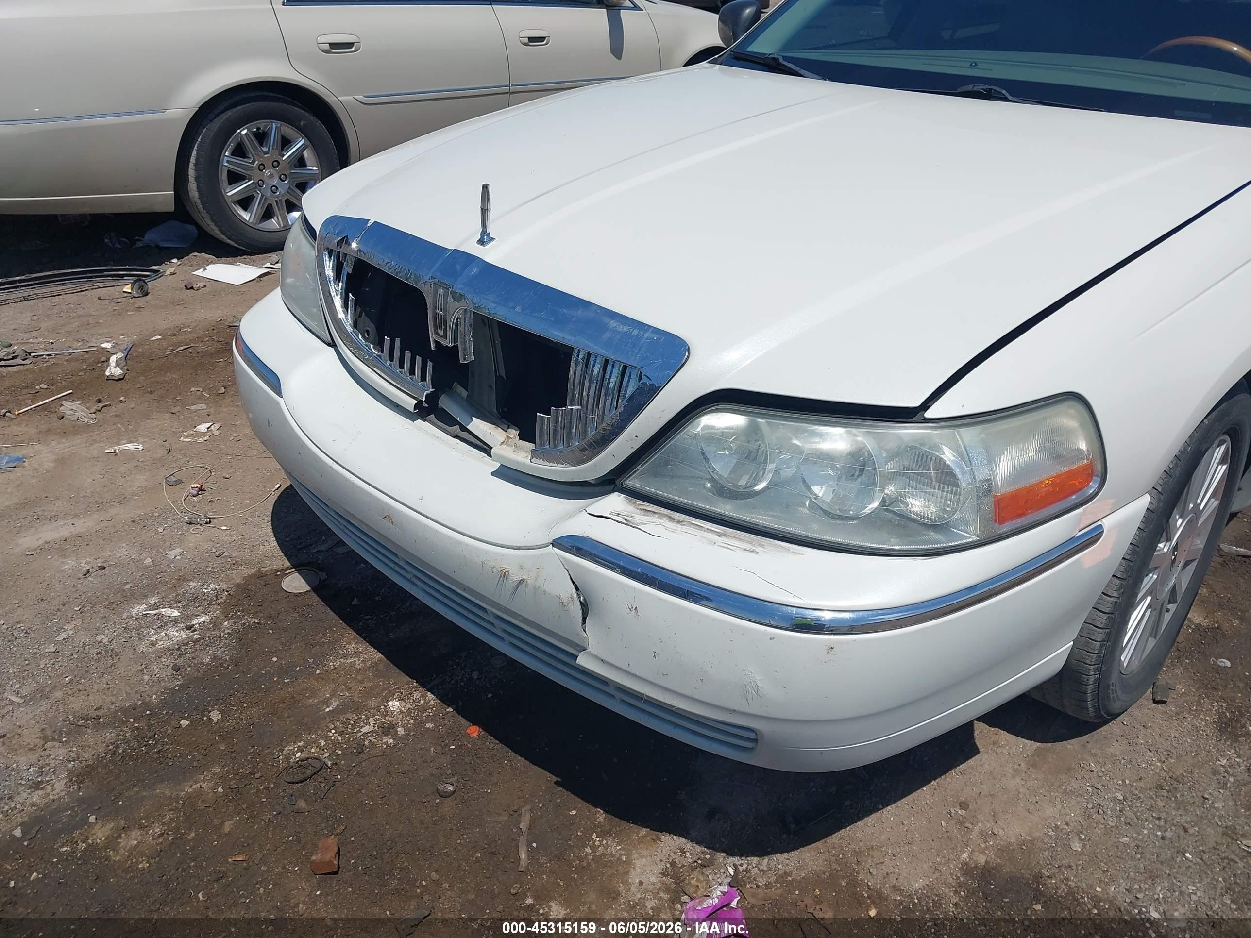 2004 Lincoln Town Car Ultimate White vin: 1LNHM83W14Y640422
