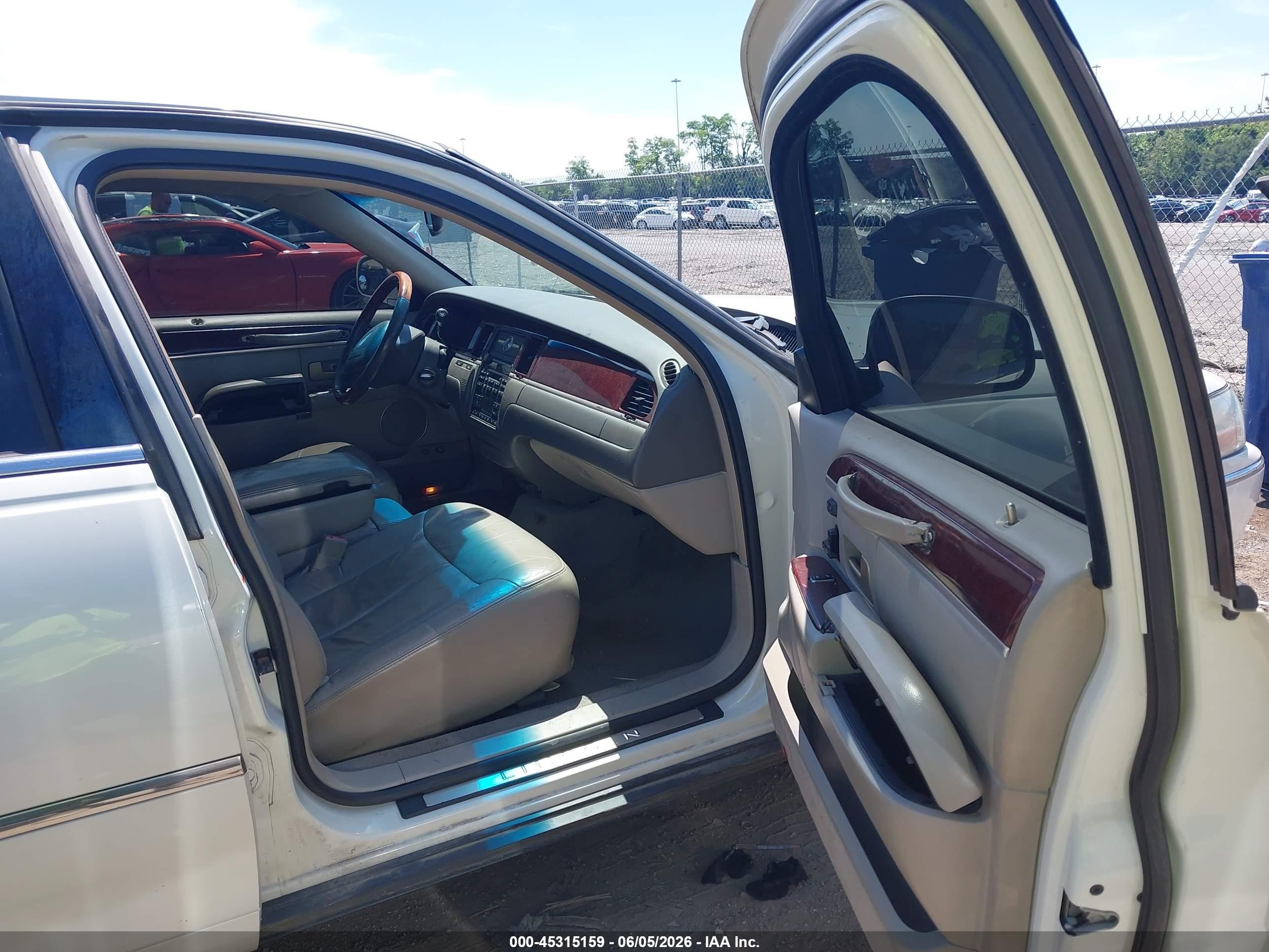 2004 Lincoln Town Car Ultimate White vin: 1LNHM83W14Y640422