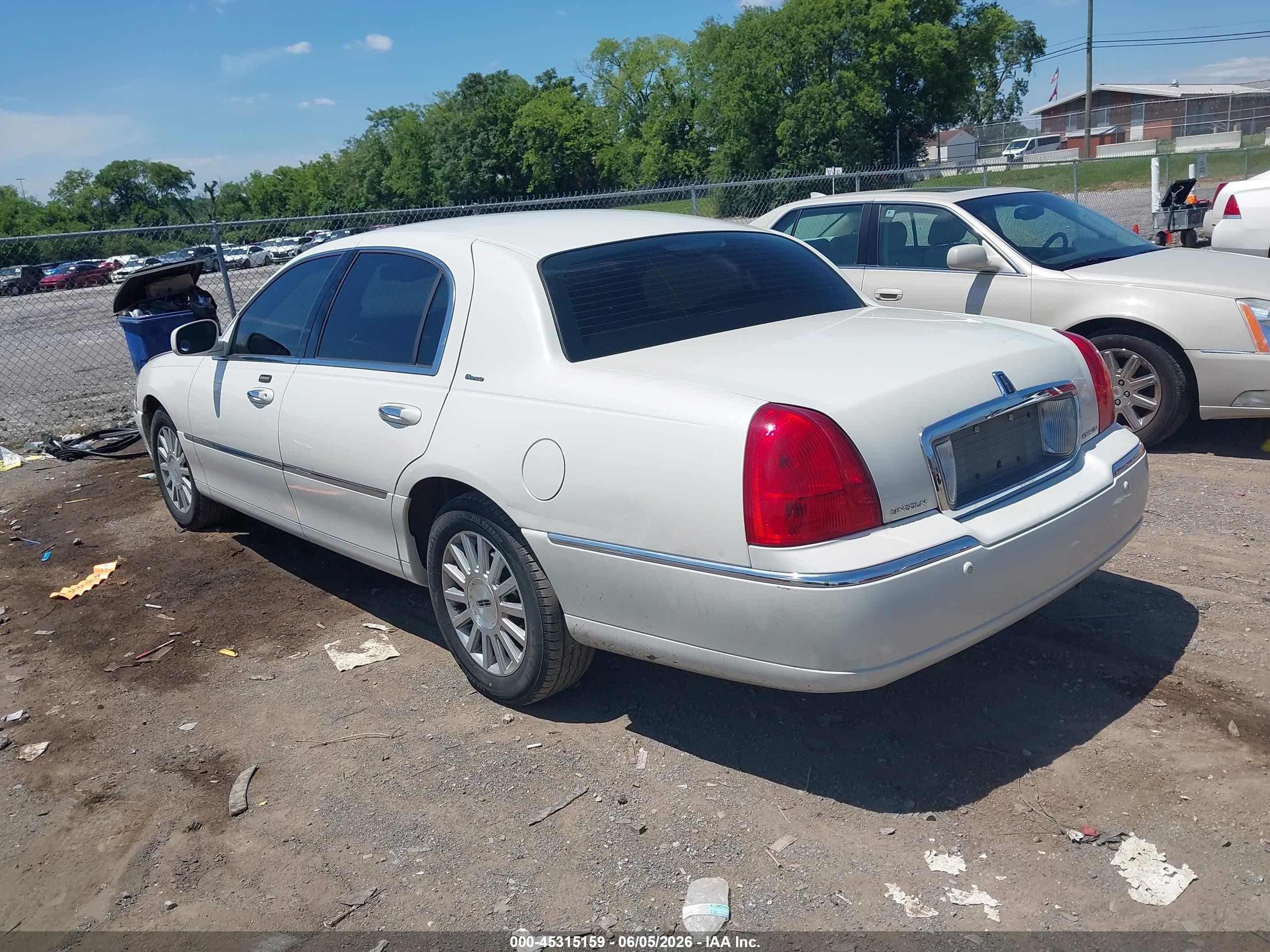 2004 Lincoln Town Car Ultimate White vin: 1LNHM83W14Y640422