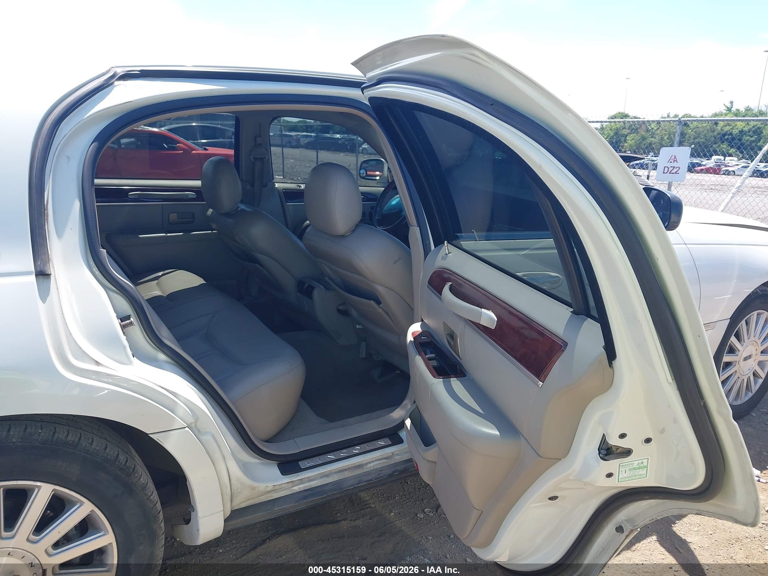 2004 Lincoln Town Car Ultimate White vin: 1LNHM83W14Y640422