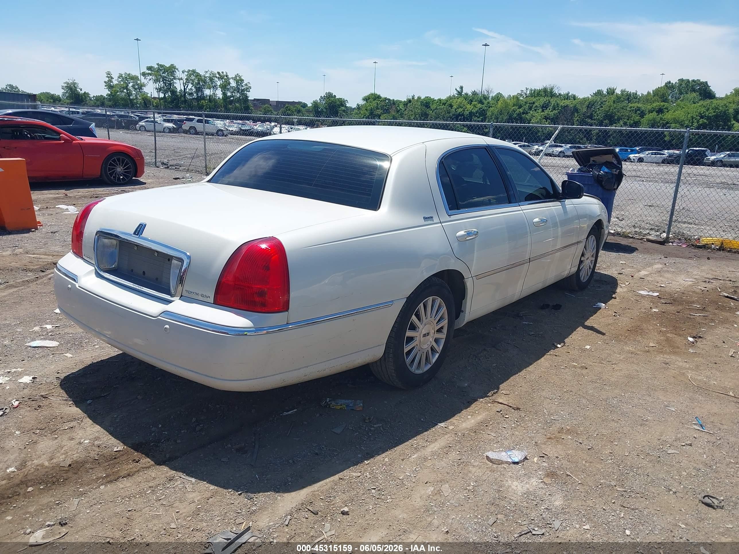 2004 Lincoln Town Car Ultimate White vin: 1LNHM83W14Y640422