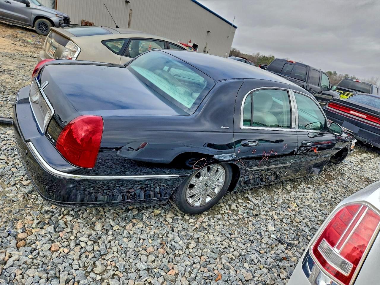 2004 Lincoln Town Car Ultimate Black vin: 1LNHM83W14Y661237