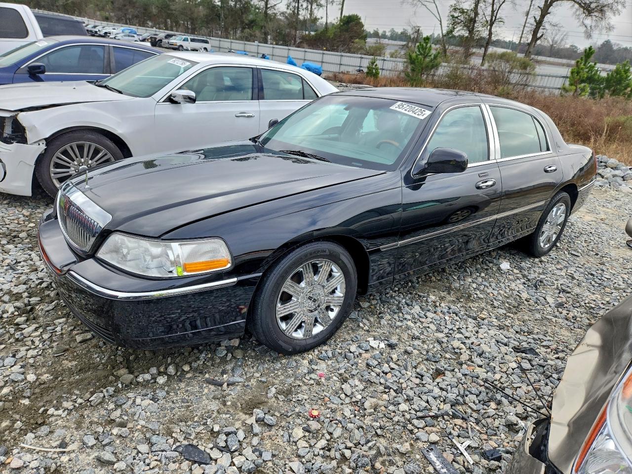 2004 Lincoln Town Car Ultimate Black vin: 1LNHM83W14Y661237