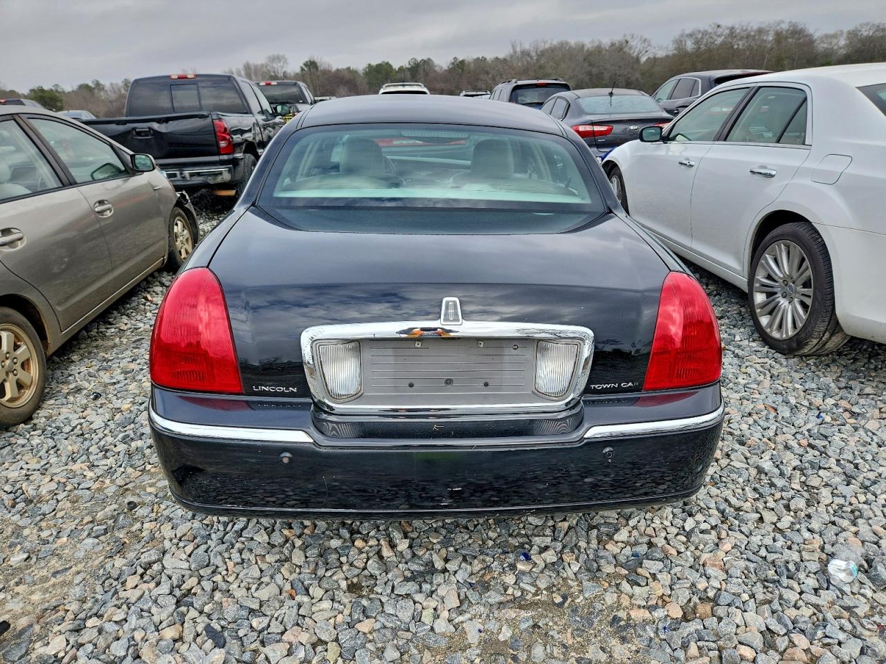 2004 Lincoln Town Car Ultimate Black vin: 1LNHM83W14Y661237
