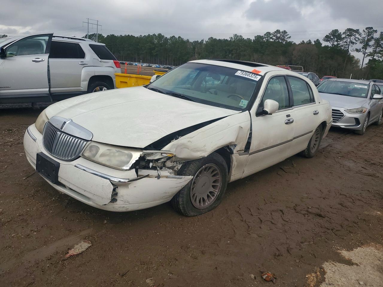 2000 Lincoln Town Car Cartier White vin: 1LNHM83W1YY824202