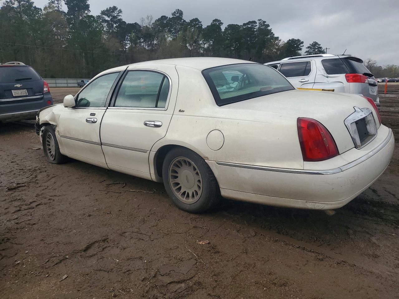 2000 Lincoln Town Car Cartier White vin: 1LNHM83W1YY824202
