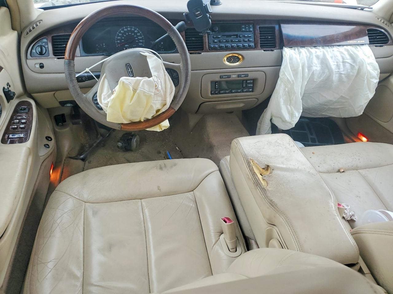 2000 Lincoln Town Car Cartier White vin: 1LNHM83W1YY824202