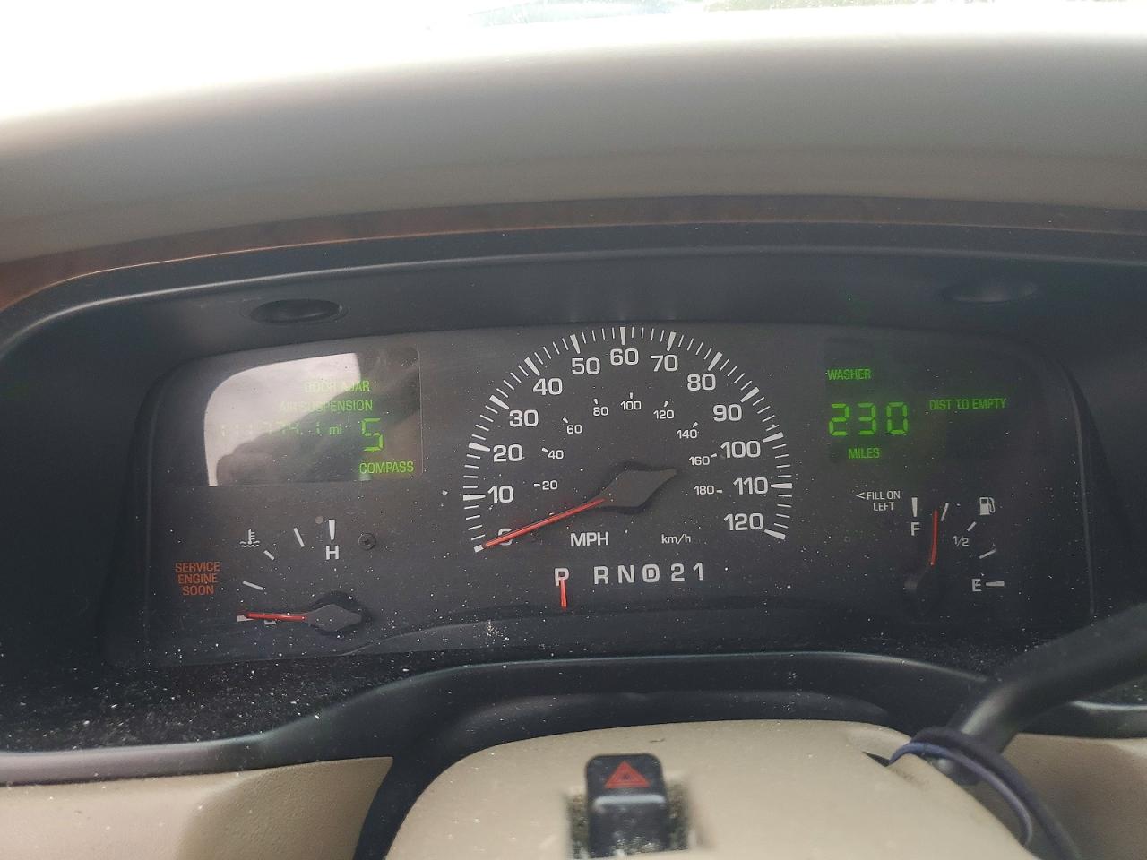 2000 Lincoln Town Car Cartier White vin: 1LNHM83W1YY824202