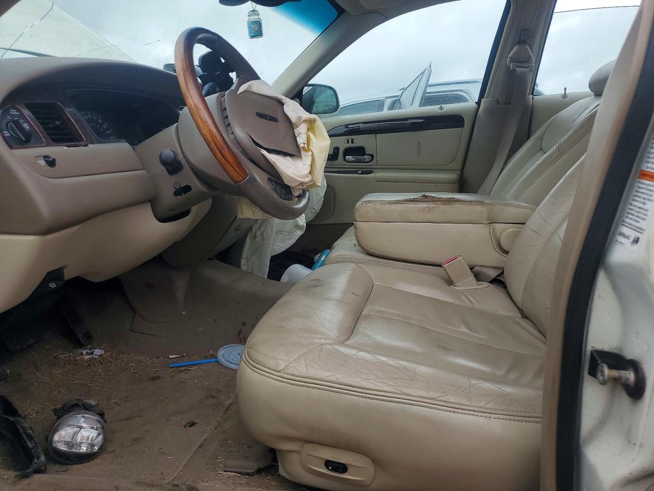 2000 Lincoln Town Car Cartier White vin: 1LNHM83W1YY824202